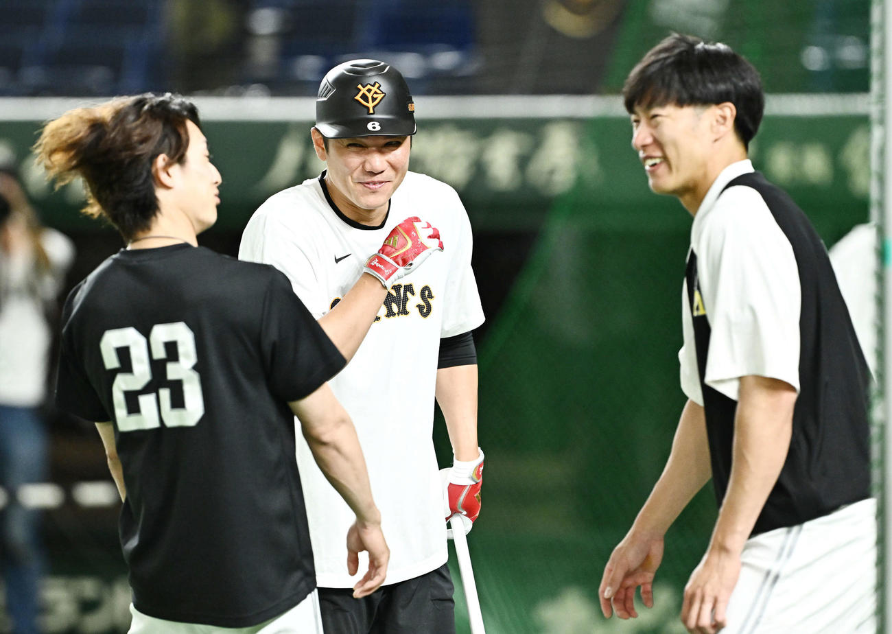 巨人対ソフトバンク　試合前練習で談笑するソフトバンク周東（左）、巨人坂本（中央）、ソフトバンク柳田（撮影・滝沢徹郎）