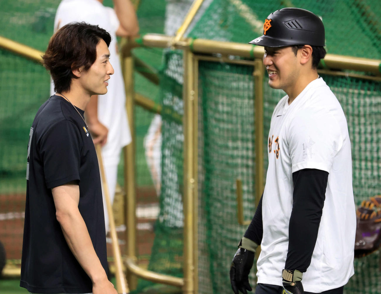 巨人対ソフトバンク　試合前、巨人岡本和（右）はソフトバンク周東と談笑する（撮影・浅見桂子）