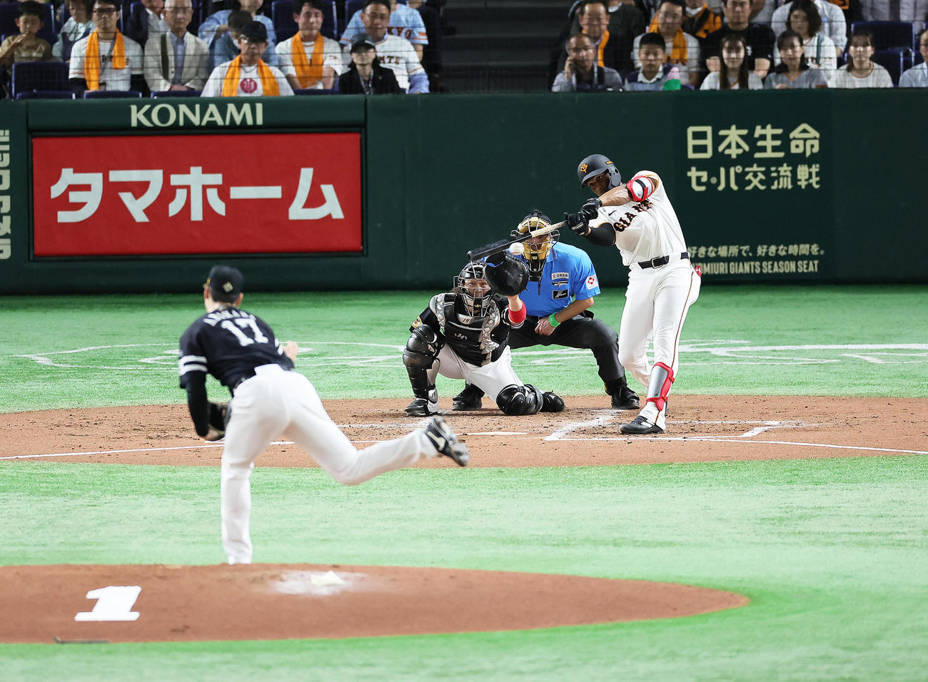 巨人対ソフトバンク　3回裏巨人無死、ヘルナンデスは左前打を放つ。投手有原（撮影・足立雅史）