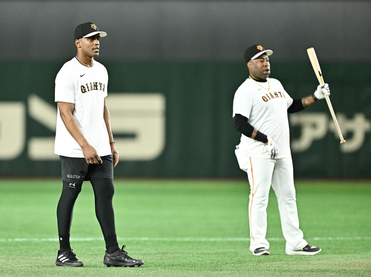 巨人対ソフトバンク　試合前練習に臨む巨人ヘルナンデス（左）とウィーラー（撮影・滝沢徹郎）