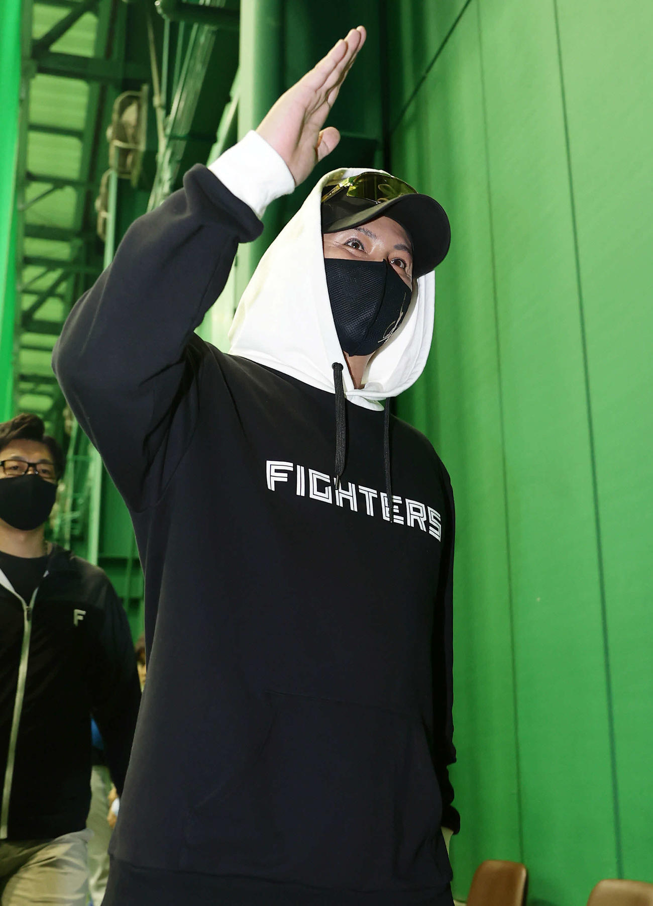 阪神対日本ハム　室内練習場から引き揚げる日本ハム新庄監督（撮影・前田充）