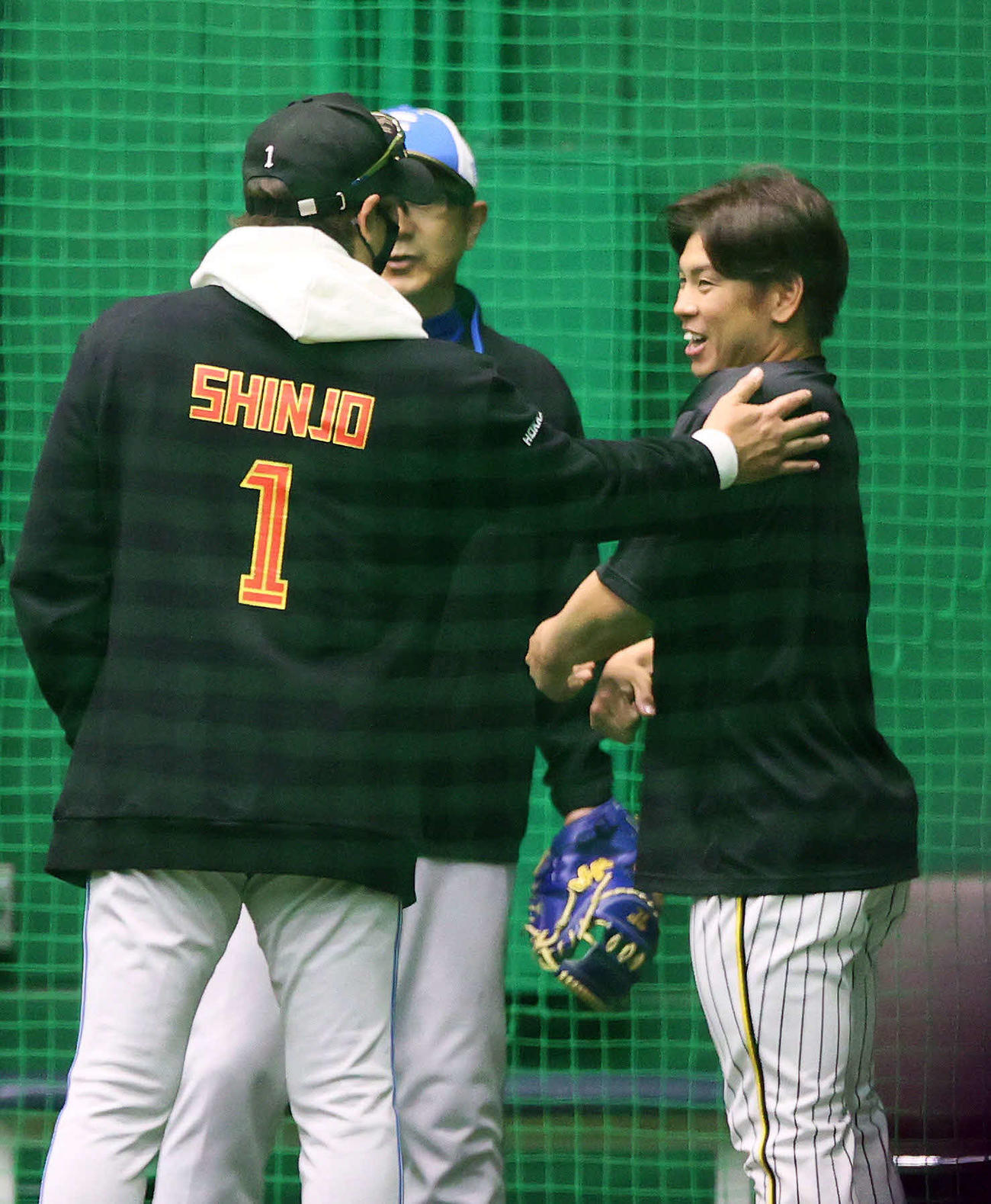 阪神対日本ハム　室内で阪神梅野（右）と話す日本ハム新庄監督（撮影・上山淳一）
