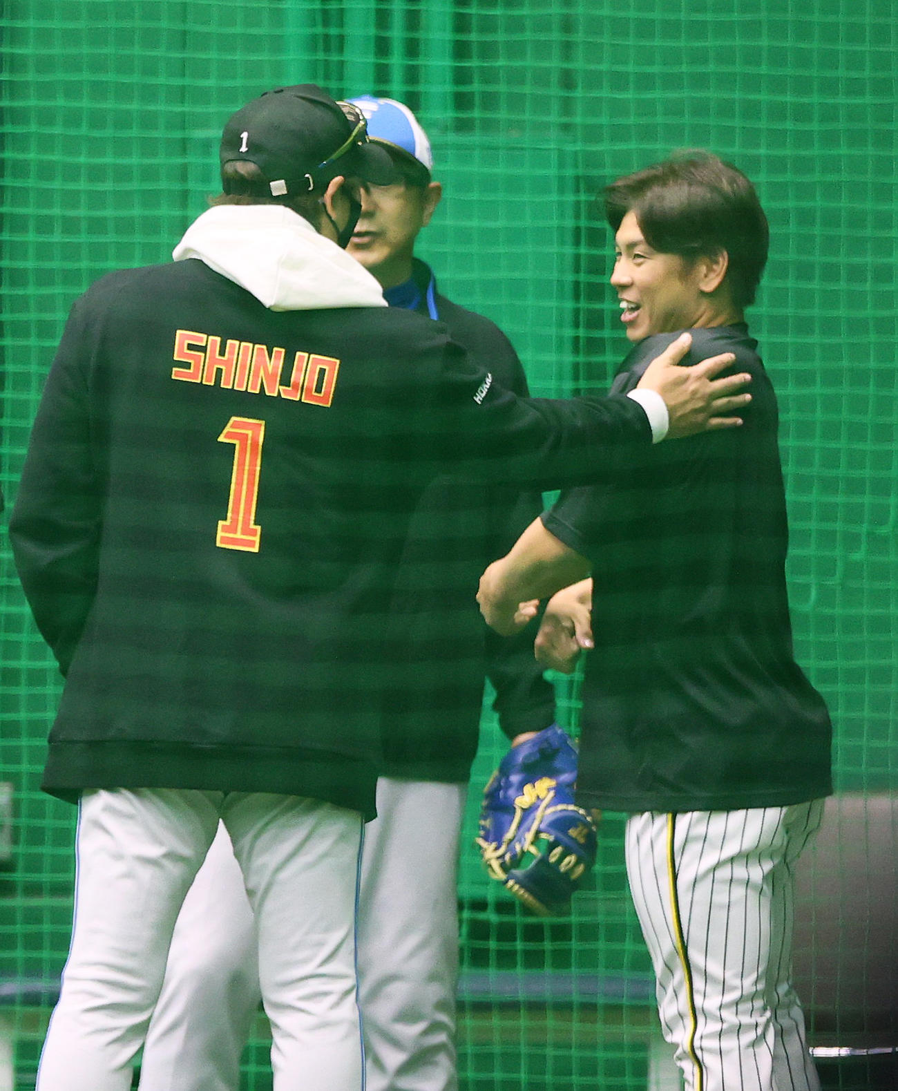 阪神対日本ハム　室内で阪神梅野（右）と話す日本ハム新庄監督（撮影・上山淳一）