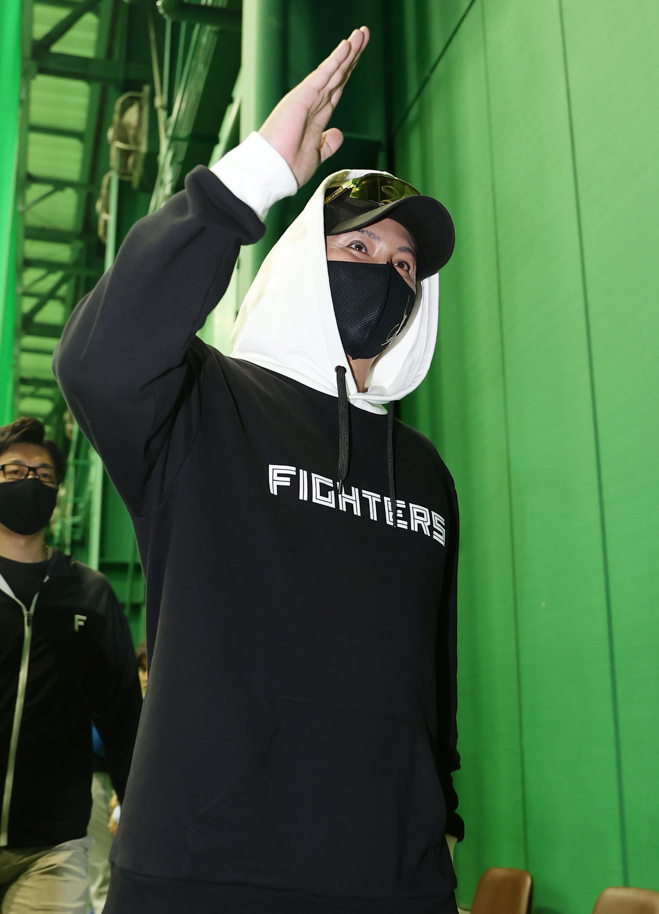 阪神対日本ハム　室内練習場から引き揚げる日本ハム新庄監督（撮影・前田充）