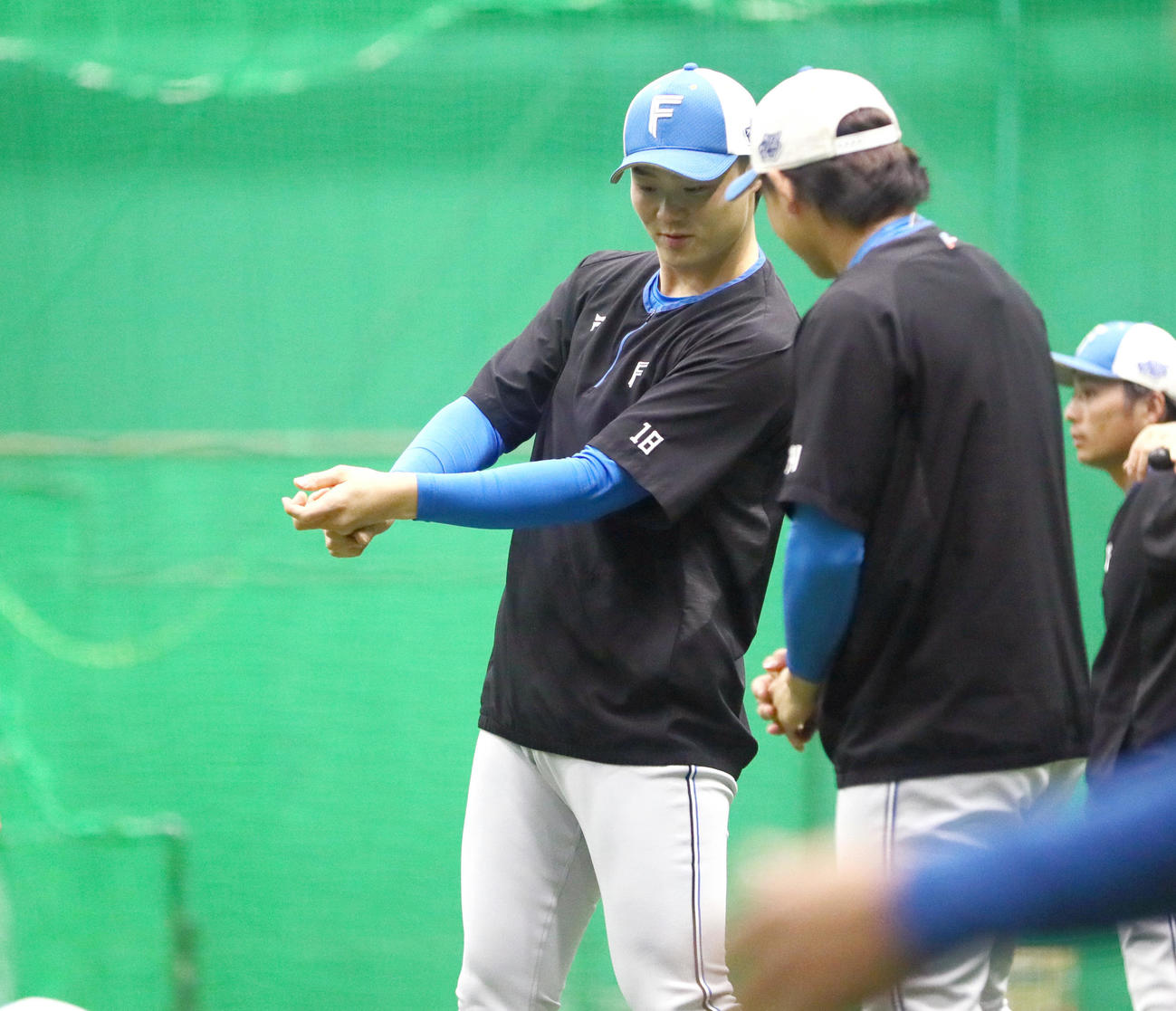 阪神対日本ハム　室内で打撃をイメージする日本ハム山崎（撮影・上山淳一）