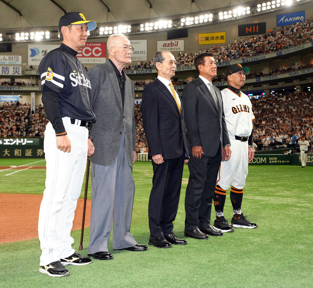 巨人対ソフトバンク　5回終了後、記念撮影する、左からソフトバンク小久保監督、張本氏、ソフトバンク王球団会長、原氏、巨人阿部監督（球団提供）
