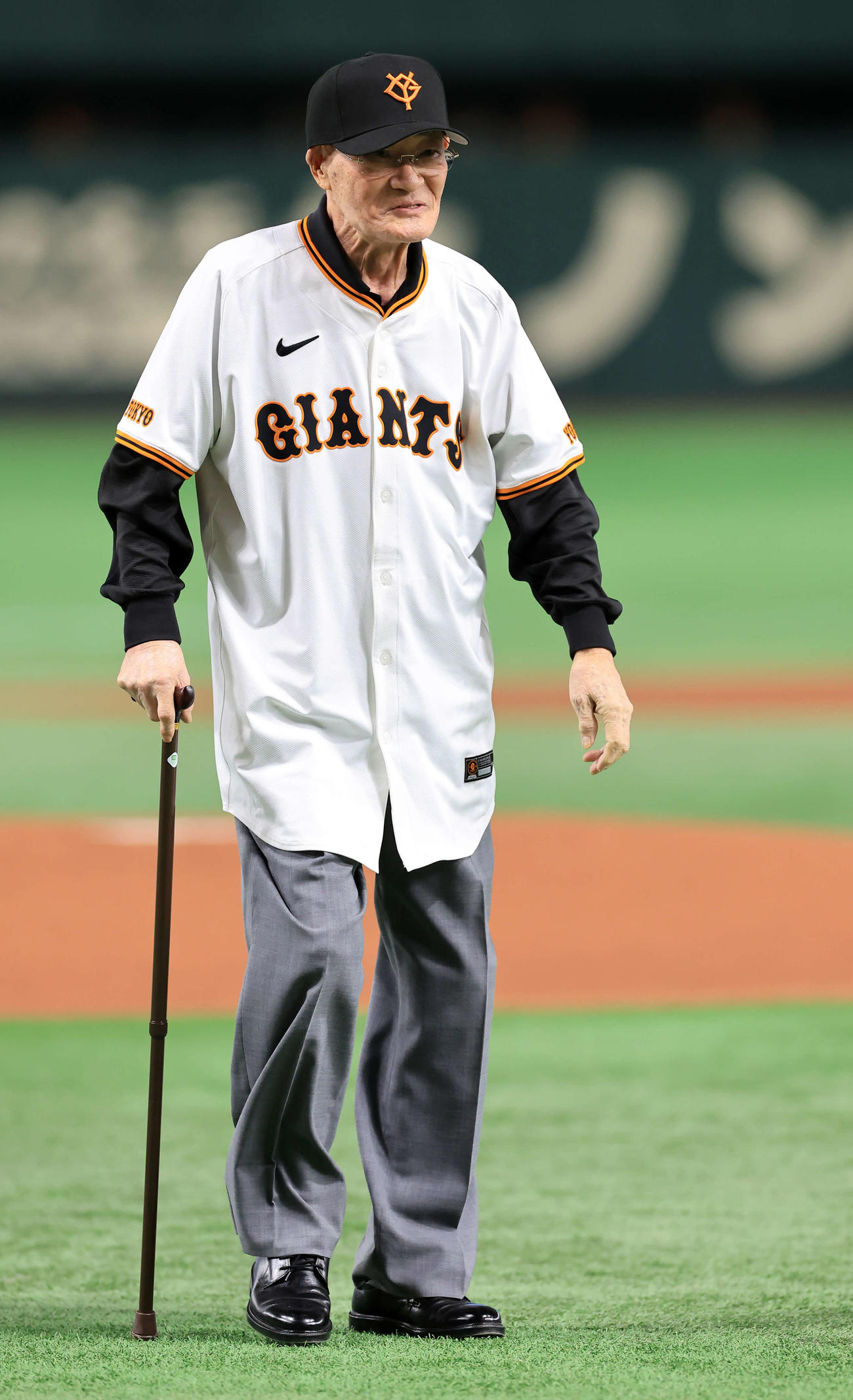 巨人対ソフトバンク　ファーストピッチで投げ終えた張本勲氏（撮影・浅見桂子）