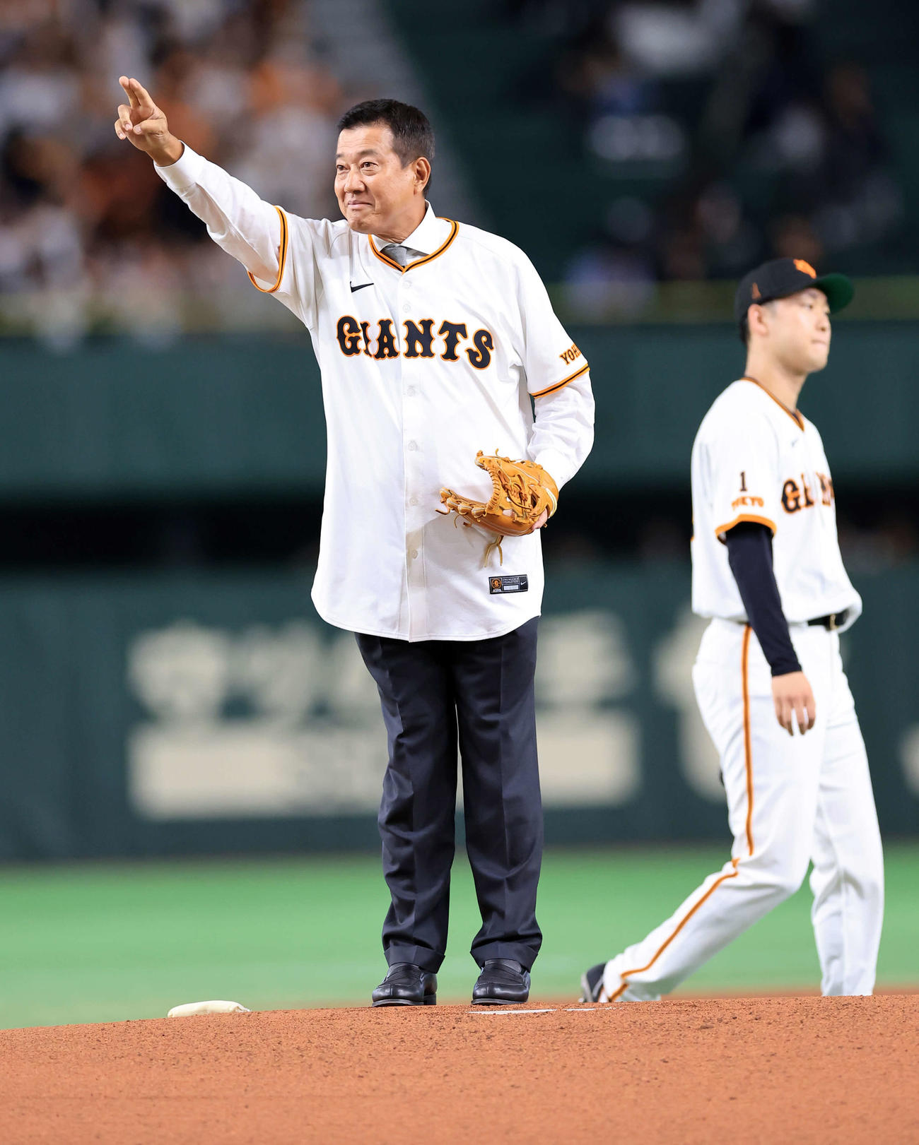 巨人対ソフトバンク　始球式に登場した原辰徳氏（撮影・浅見桂子）