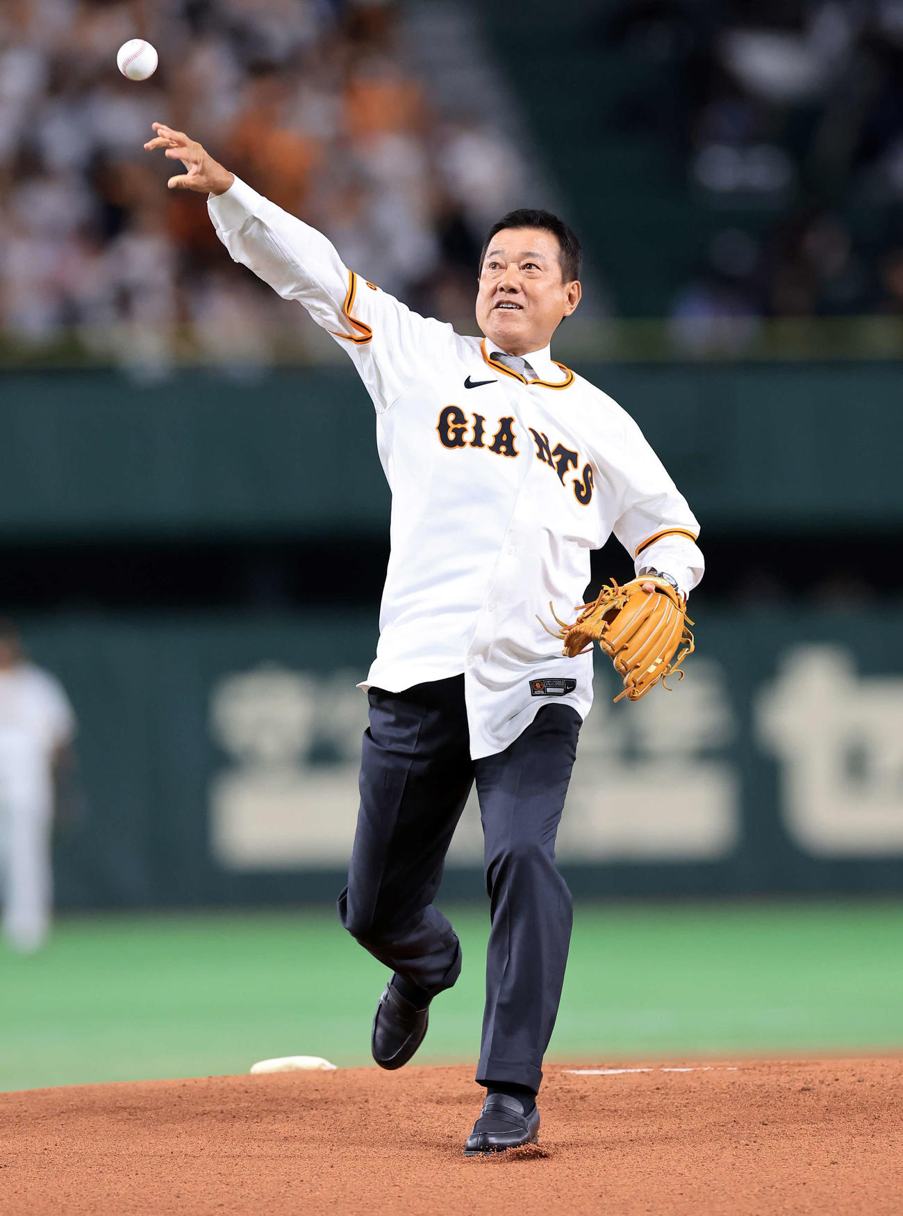巨人対ソフトバンク　始球式で投げる原辰徳氏（撮影・浅見桂子）