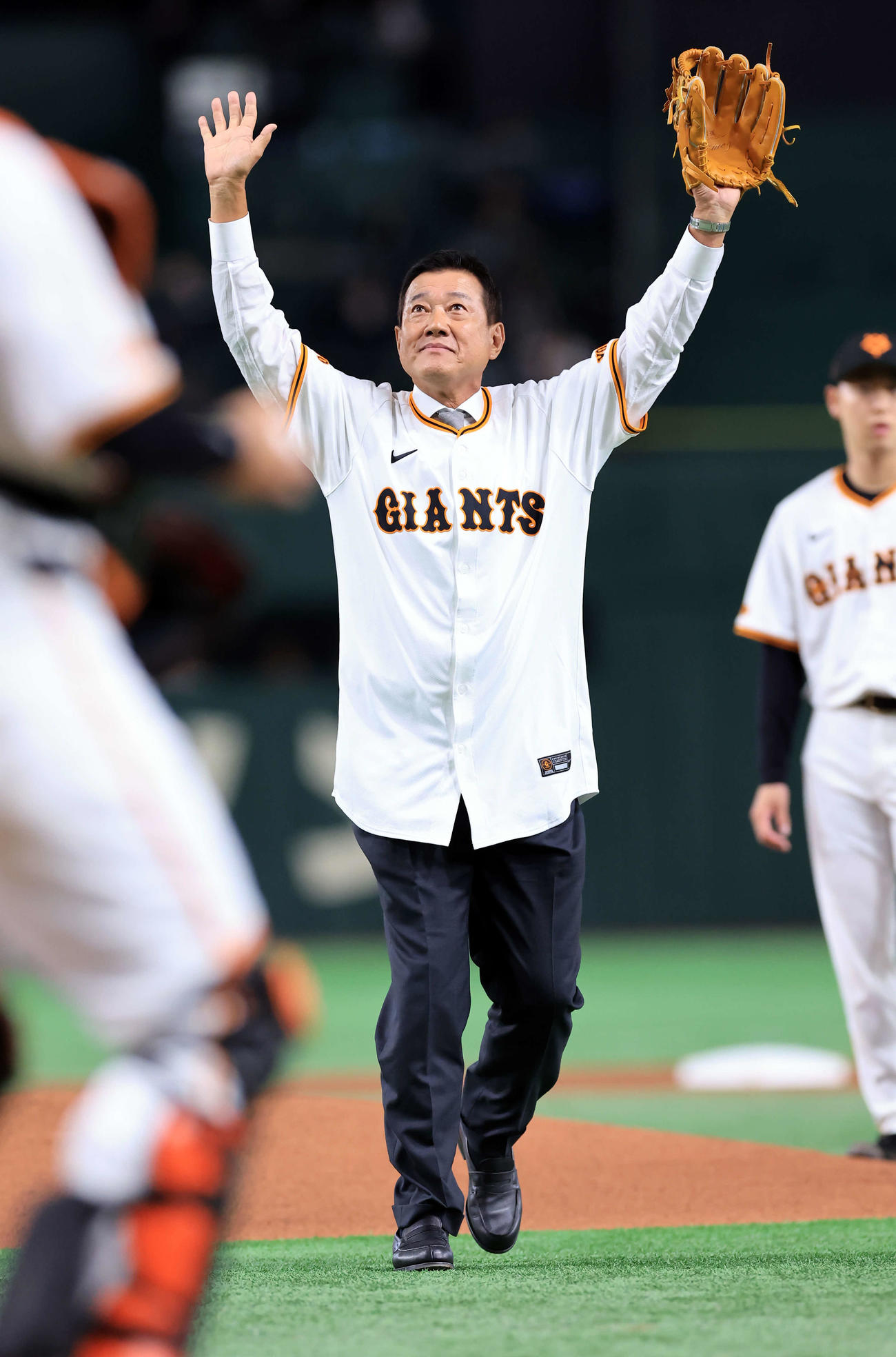 巨人対ソフトバンク　始球式に登場した原辰徳氏（撮影・浅見桂子）