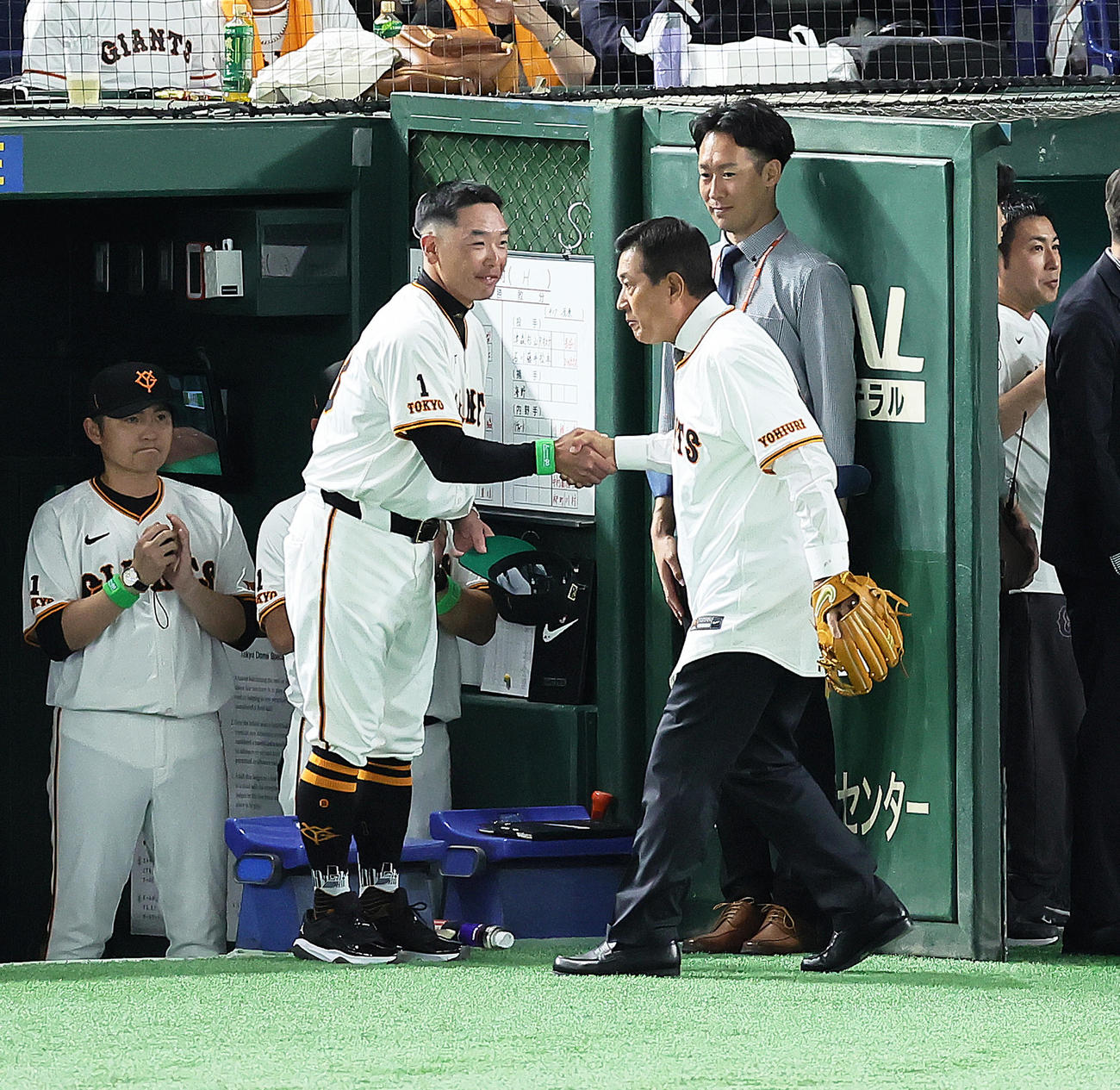 セレモニアルピッチを務めた原氏（右）は巨人阿部監督と握手を交わす（撮影・足立雅史）