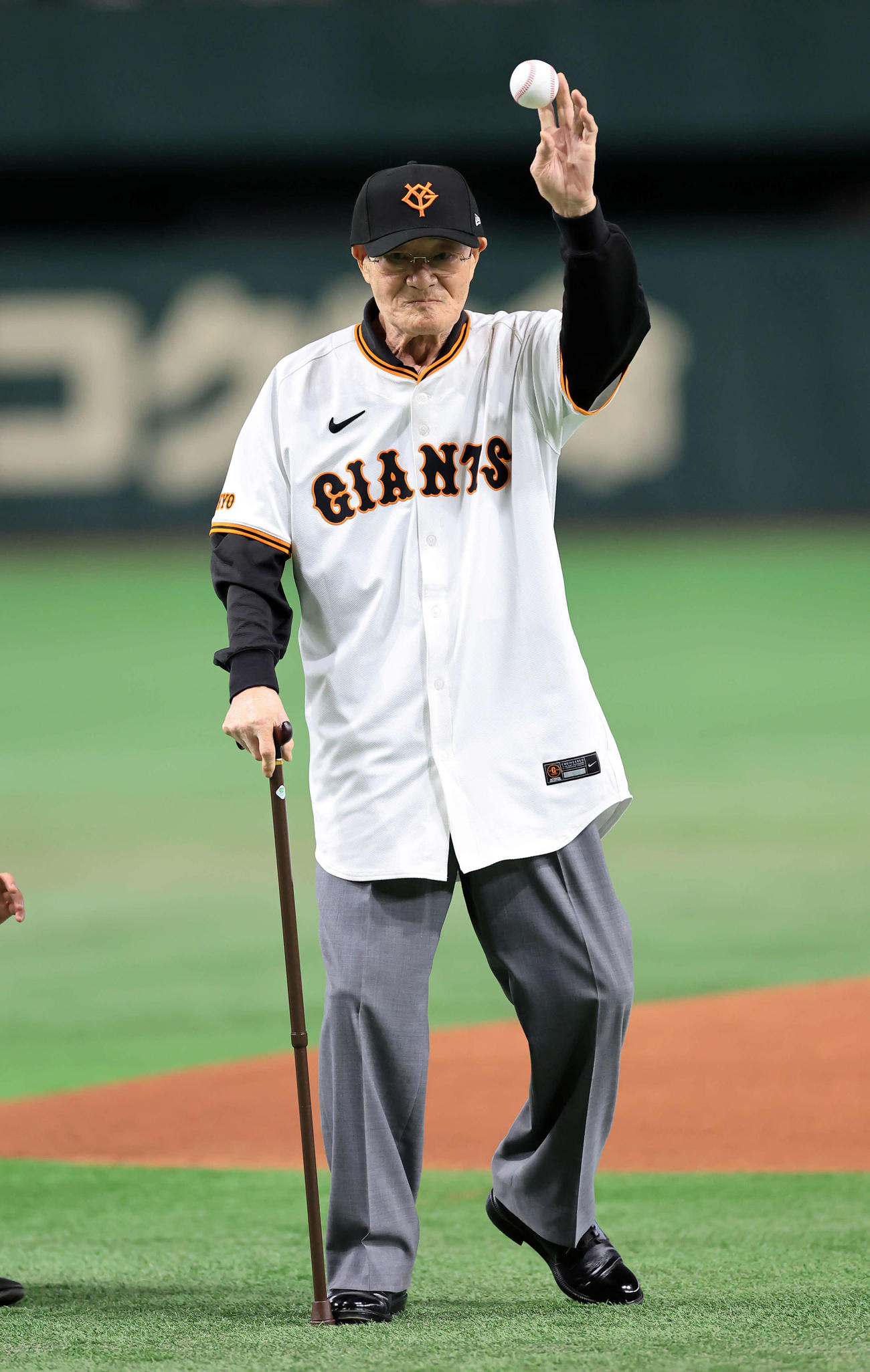 巨人対ソフトバンク　ファーストピッチで投げる張本氏（撮影・浅見桂子）