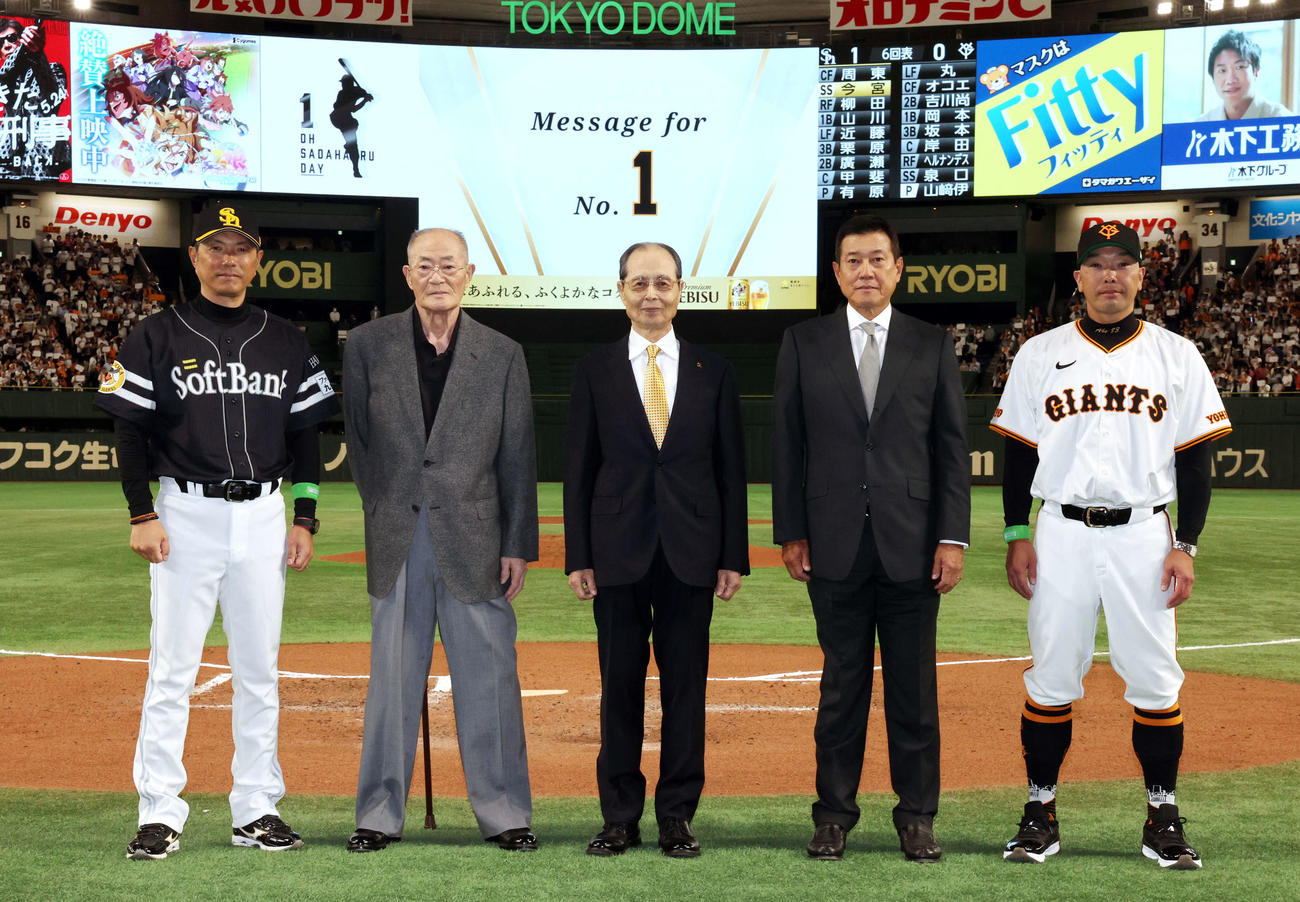 巨人対ソフトバンク　5回終了後、記念撮影する、左からソフトバンク小久保監督、張本氏、ソフトバンク王球団会長、原氏、巨人阿部監督（球団提供）