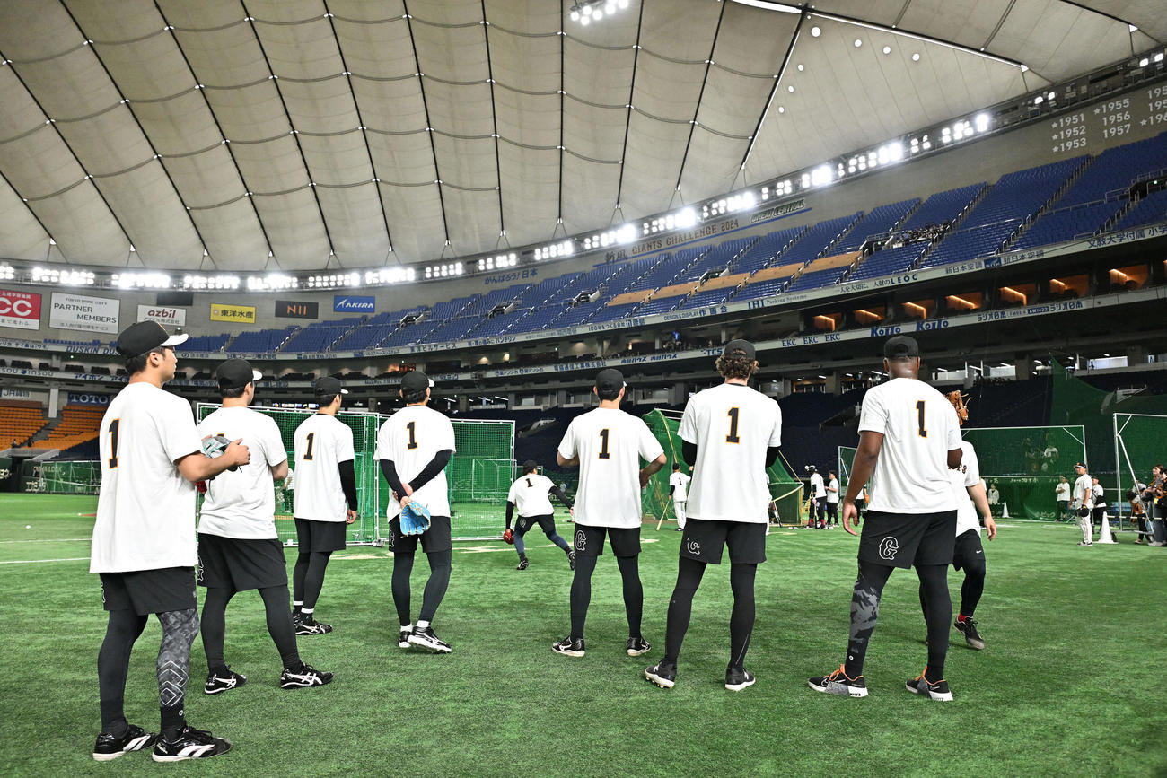巨人対ソフトバンク　試合前練習に背番号1のTシャツ姿で臨む巨人の選手たち（撮影・滝沢徹郎）