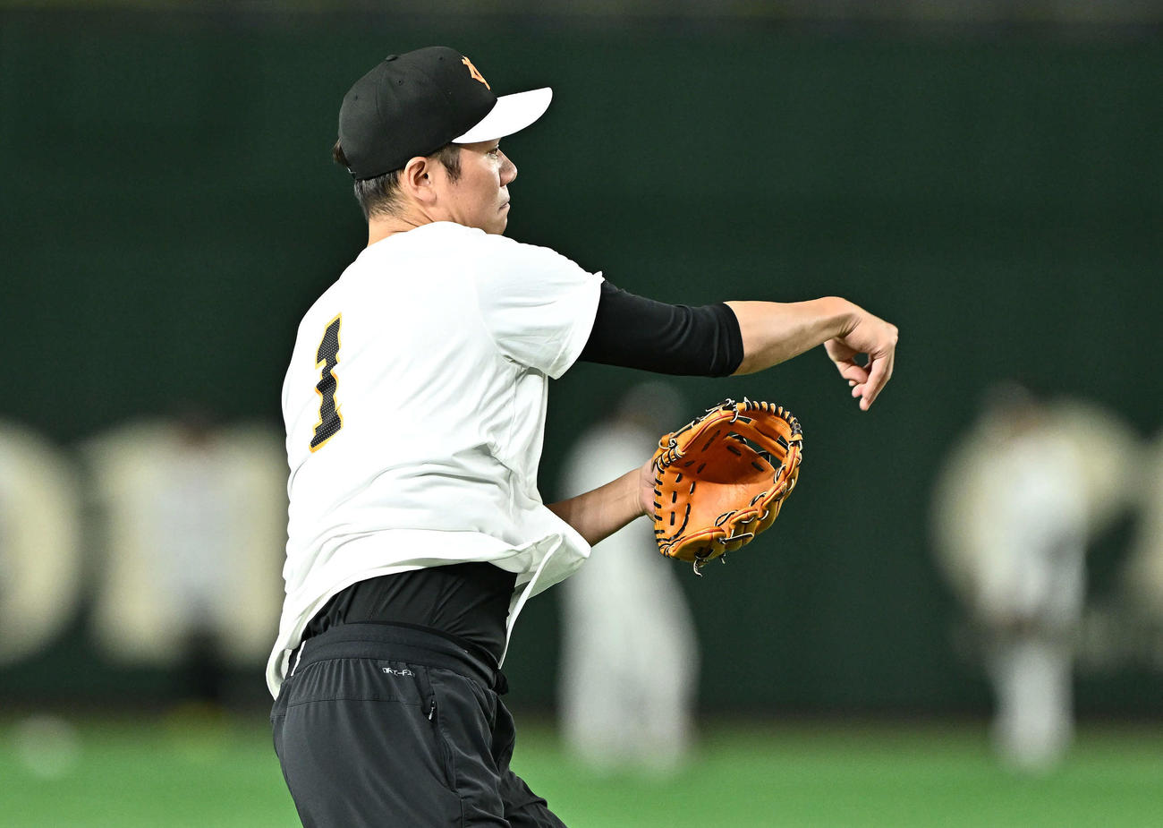 巨人対ソフトバンク　試合前練習に背番号1のTシャツ姿で臨む巨人坂本（撮影・滝沢徹郎）