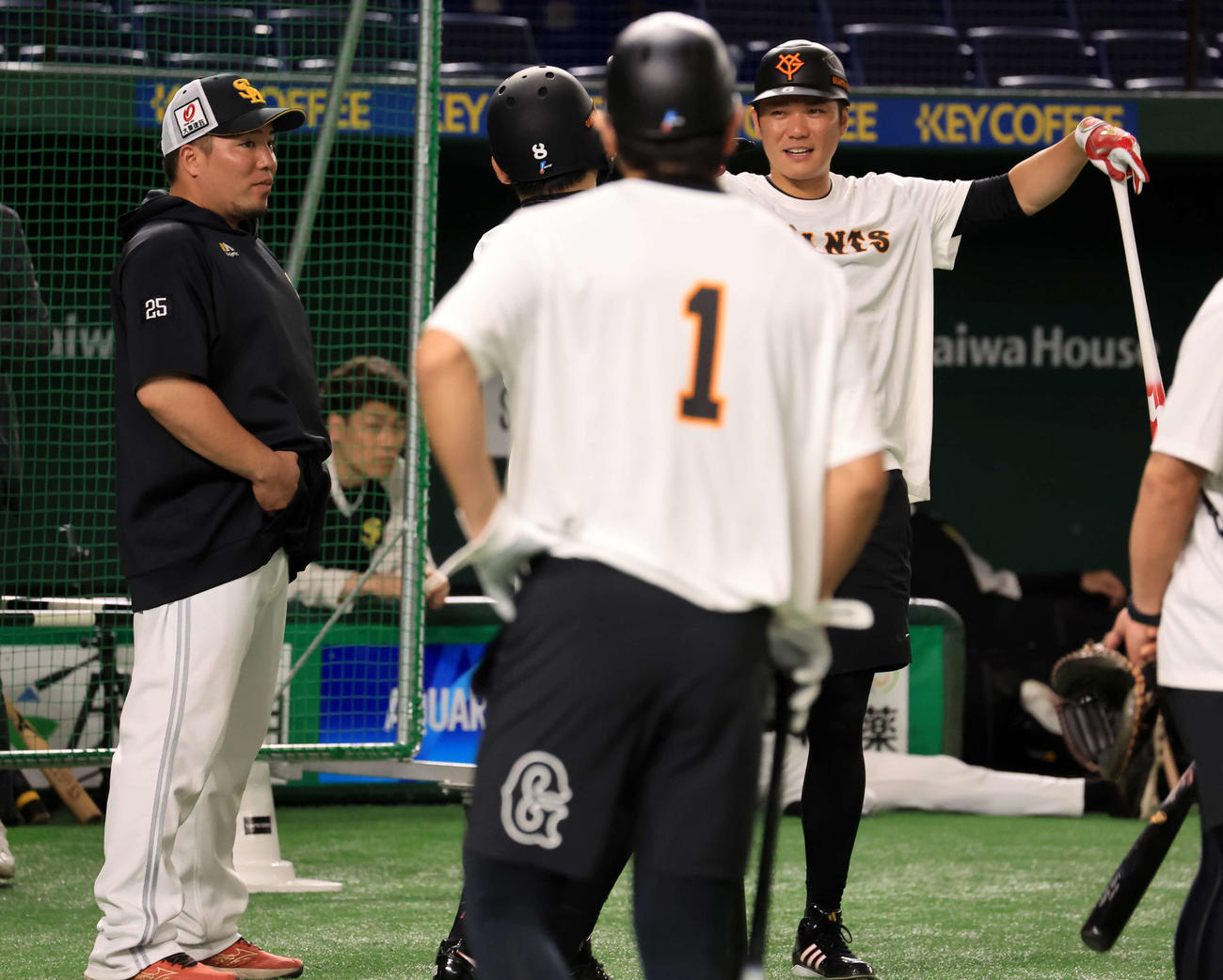 巨人対ソフトバンク　試合前、打撃談議するソフトバンク山川（左）と巨人坂本（右）ら（撮影・浅見桂子）