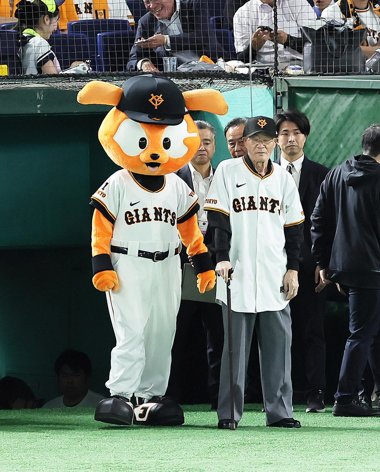 ファーストピッチを務めた張本氏（撮影・足立雅史）