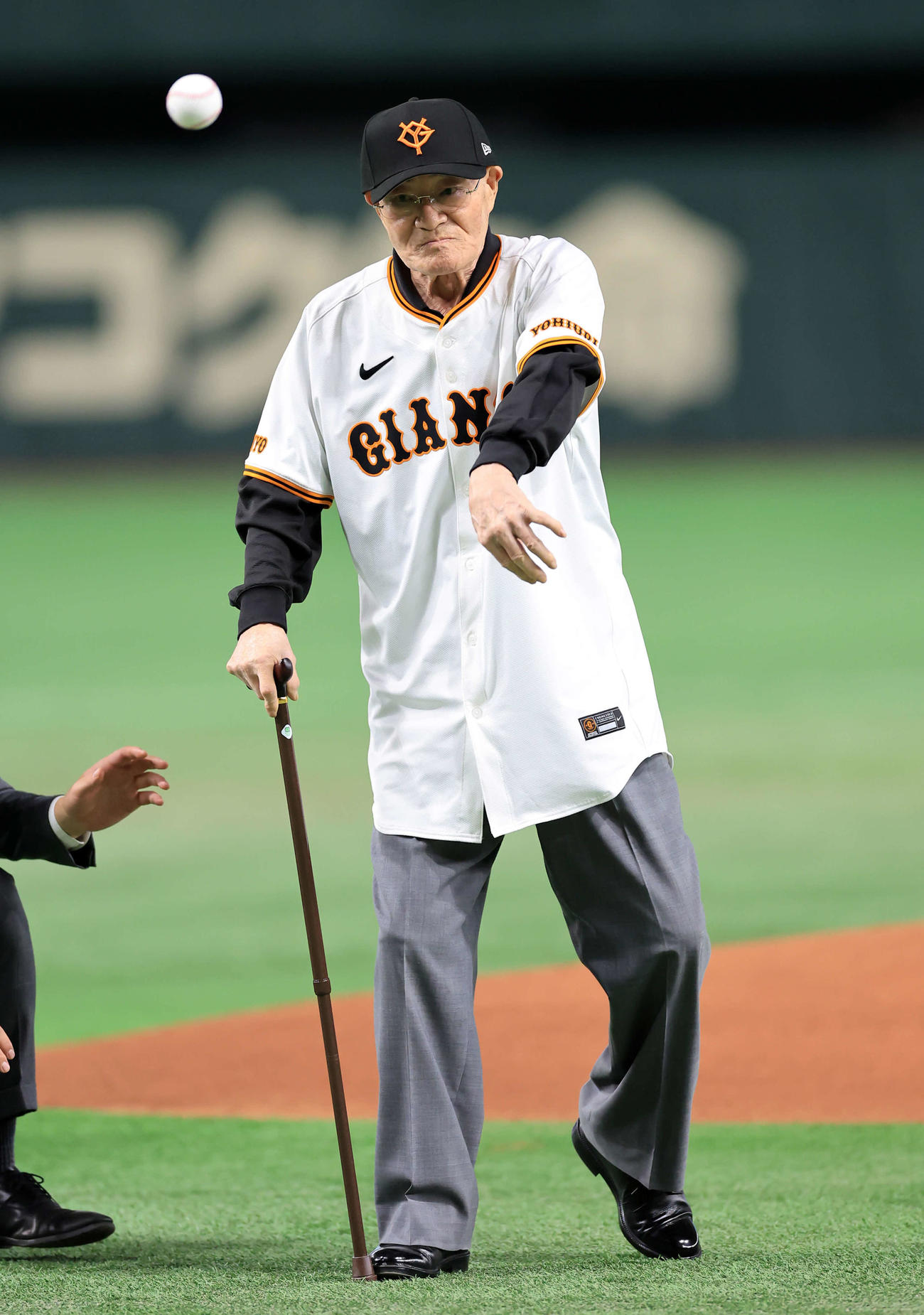 巨人対ソフトバンク　ファーストピッチで投げる張本勲氏（撮影・浅見桂子）