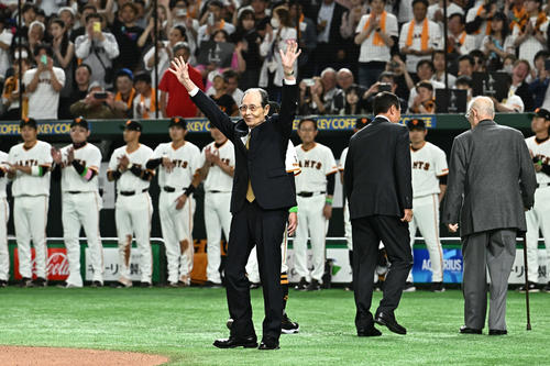 巨人】「王貞治DAY」グラウンド登場に「貞治」コール「野球選手として