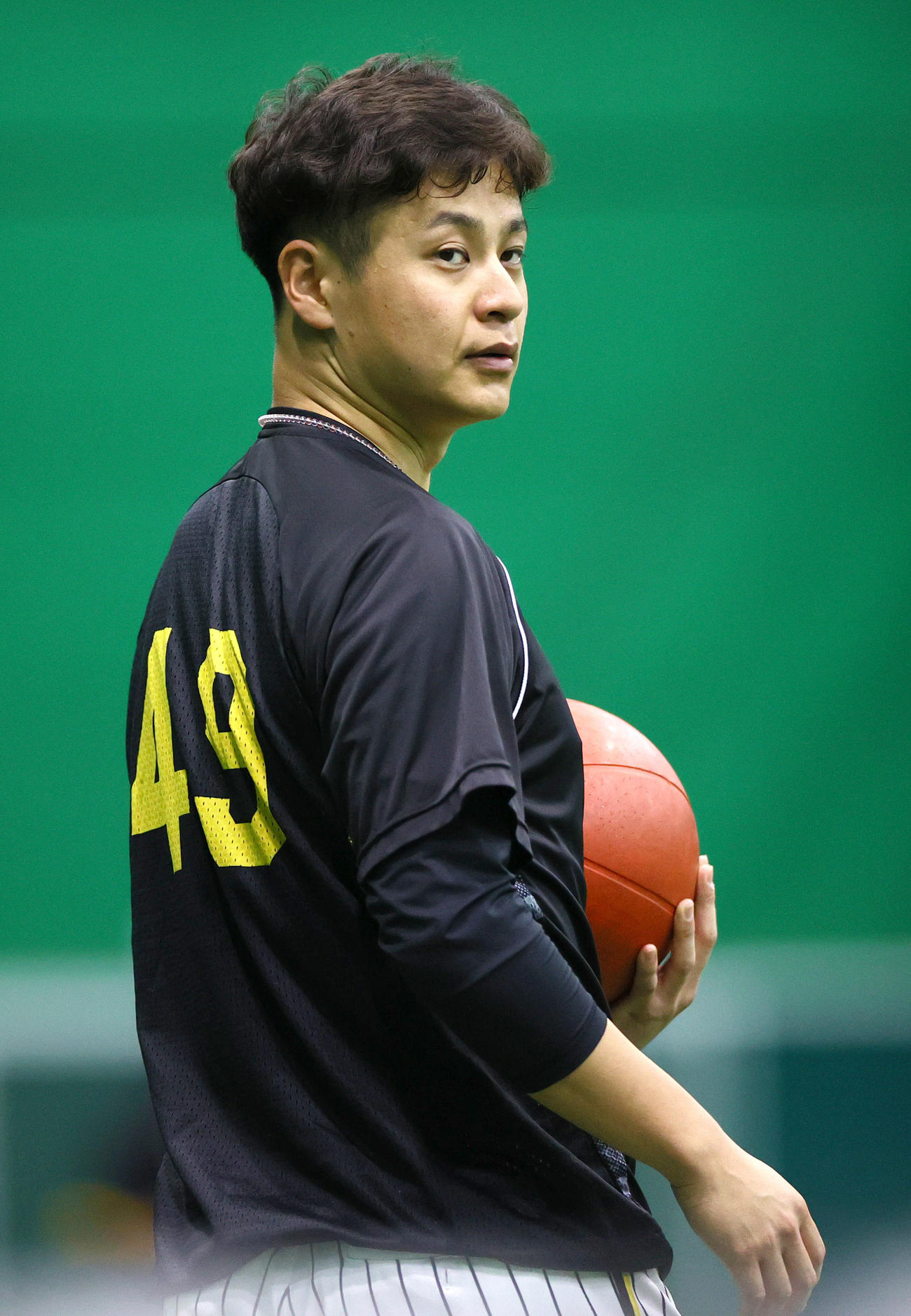阪神対日本ハム　室内でトレーニングする阪神大竹（撮影・上山淳一）
