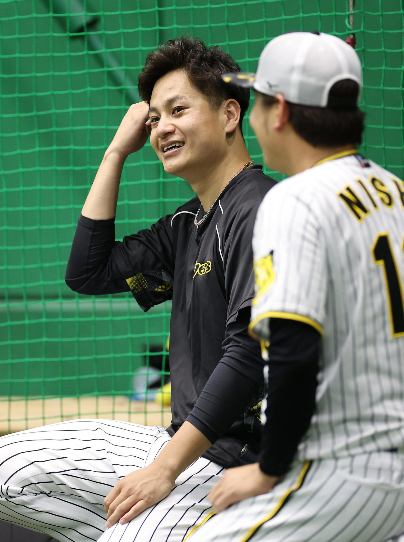阪神対日本ハム　阪神西勇（右）と談笑する大竹（撮影・前田充）