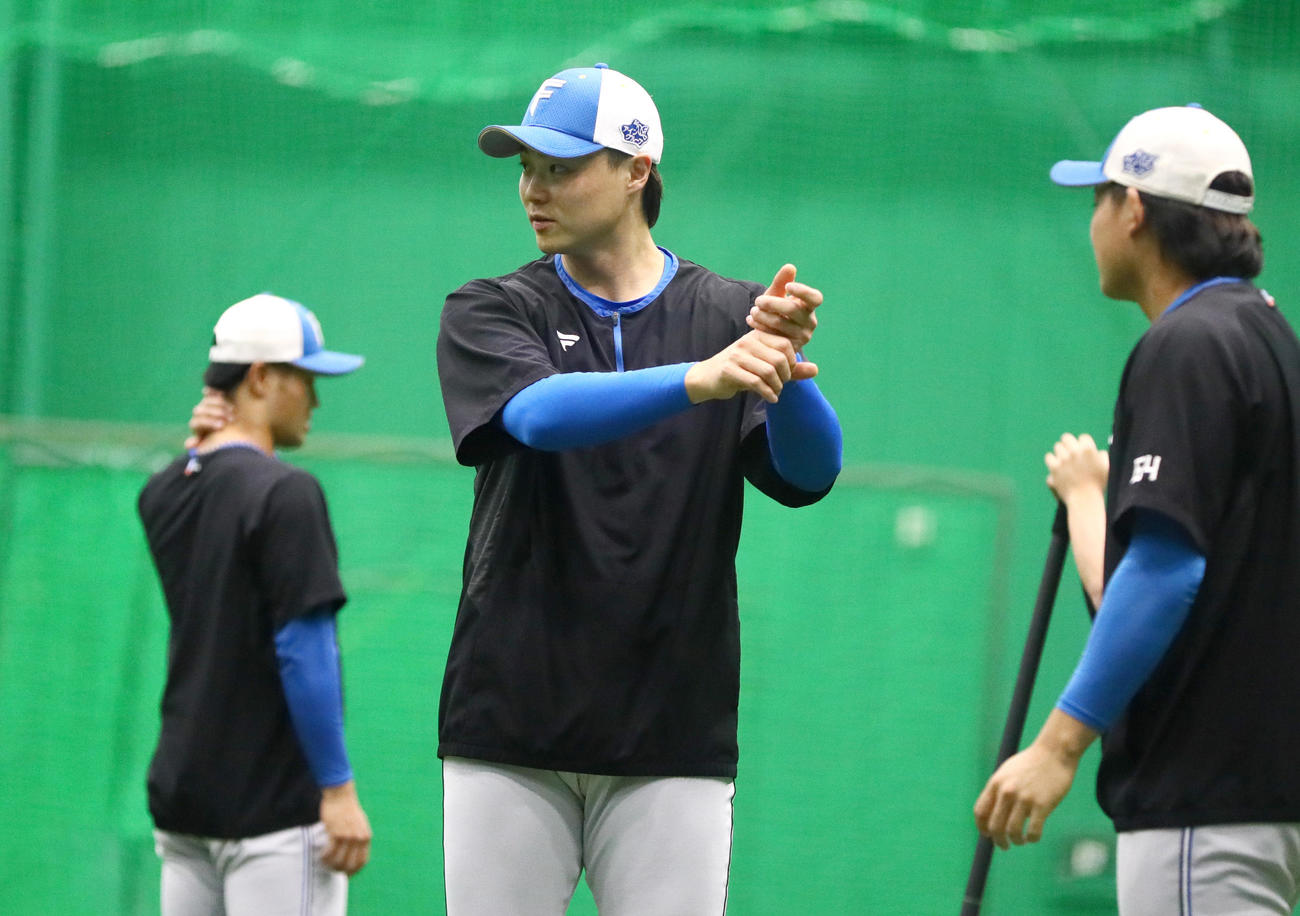阪神対日本ハム　室内で打撃をイメージする日本ハム山崎（撮影・上山淳一）