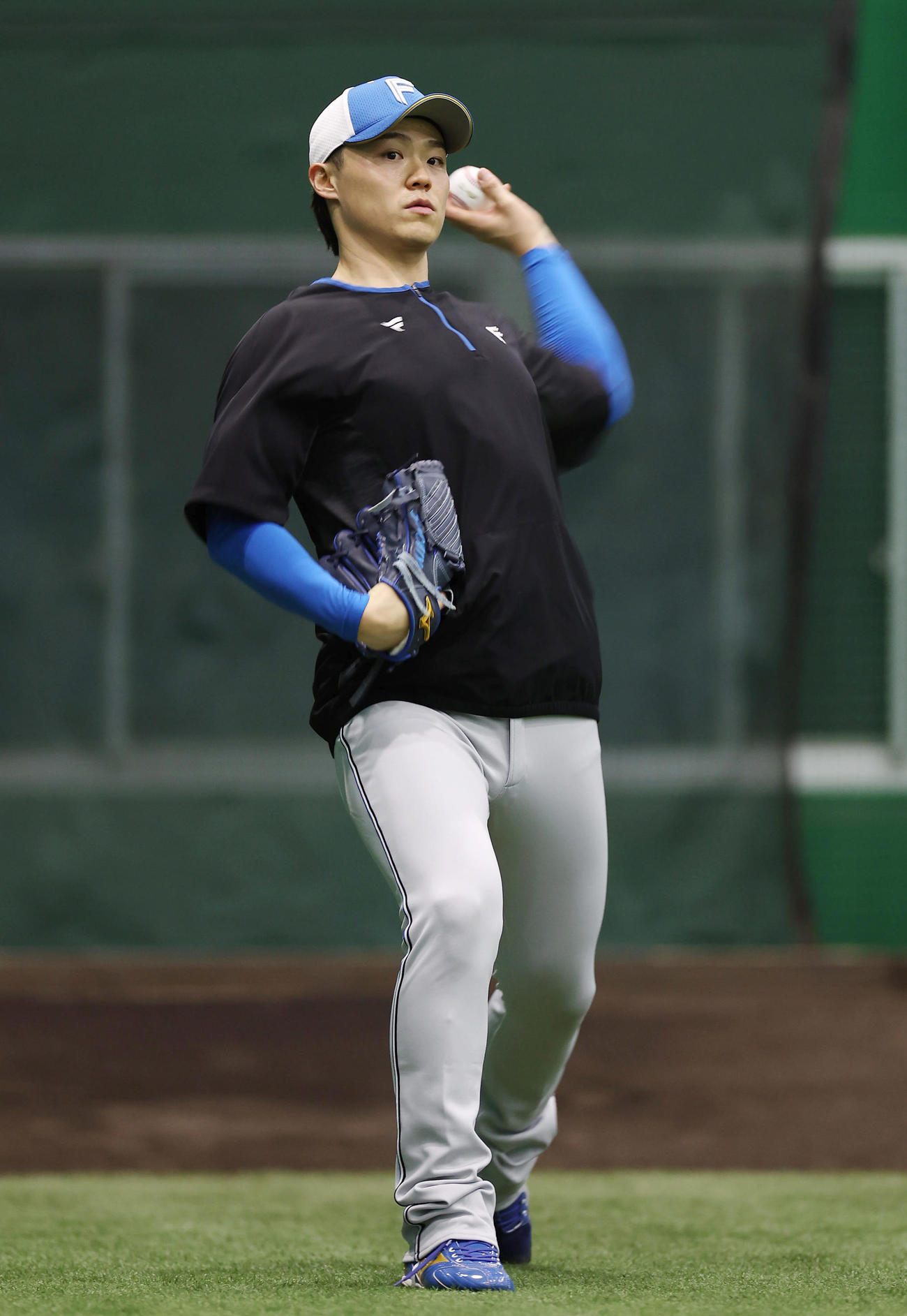 阪神対日本ハム　キャッチボールする日本ハム山崎（撮影・前田充）