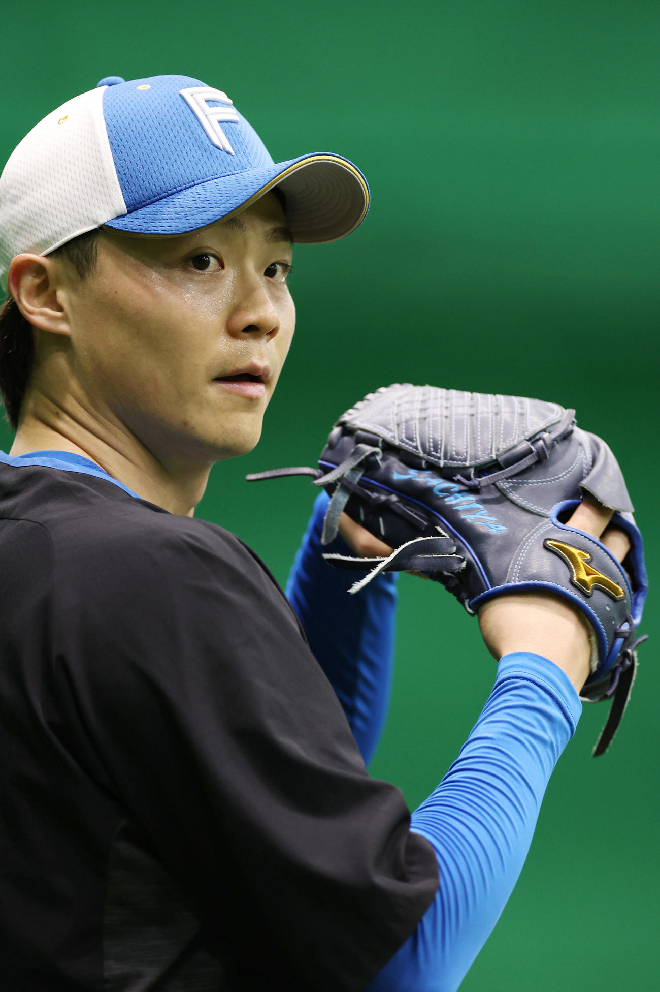 阪神対日本ハム　キャッチボールする日本ハム山崎（撮影・前田充）