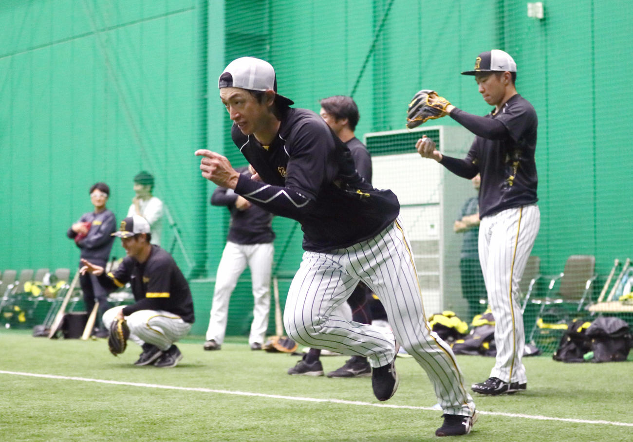 阪神対日本ハム　室内練習でダッシュする阪神近本（撮影・上山淳一）