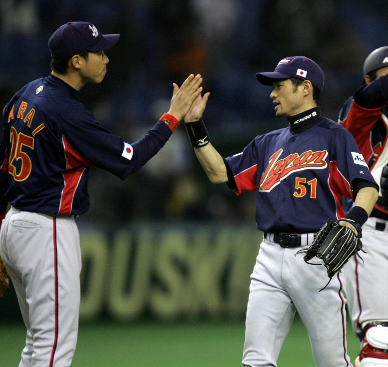 WBC1次リーグ　台湾対日本　2次リーグ進出を決め喜ぶ日本代表の新井貴浩（左）、イチロー（2006年3月4日撮影）
