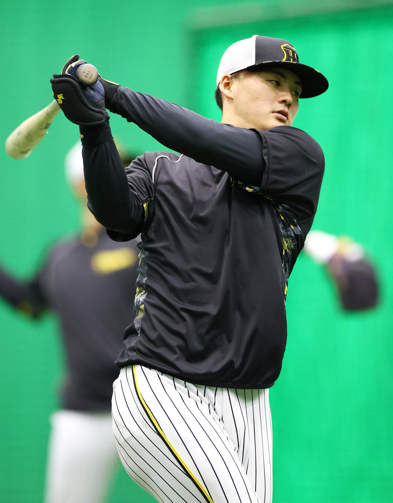 室内練習に励む阪神前川（撮影・上山淳一）