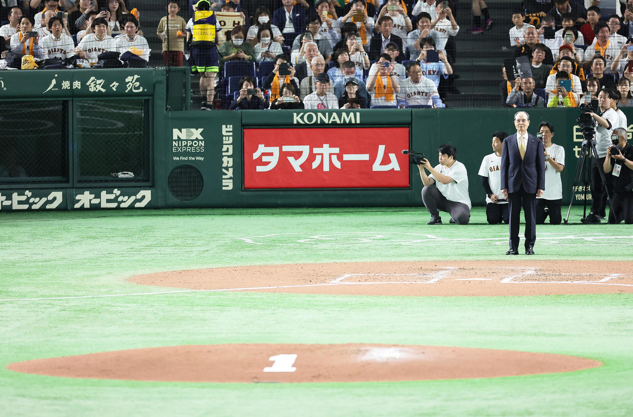 巨人対ソフトバンク　5回を終え、グラウンドに登場したソフトバンク王球団会長（撮影・足立雅史）