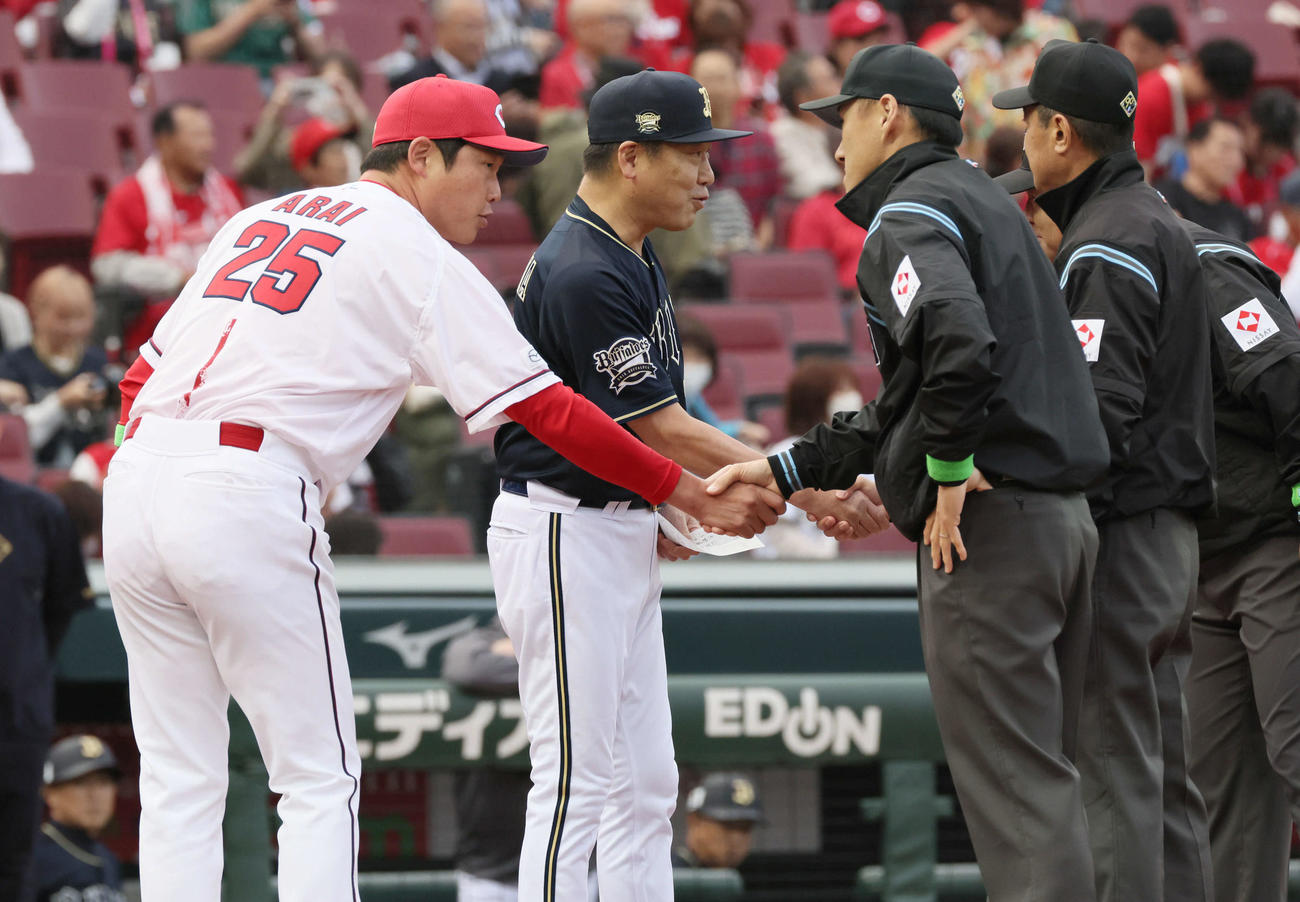 広島対オリックス　メンバー表の交換をするオリックス中嶋監督と広島新井監督（撮影・加藤孝規）