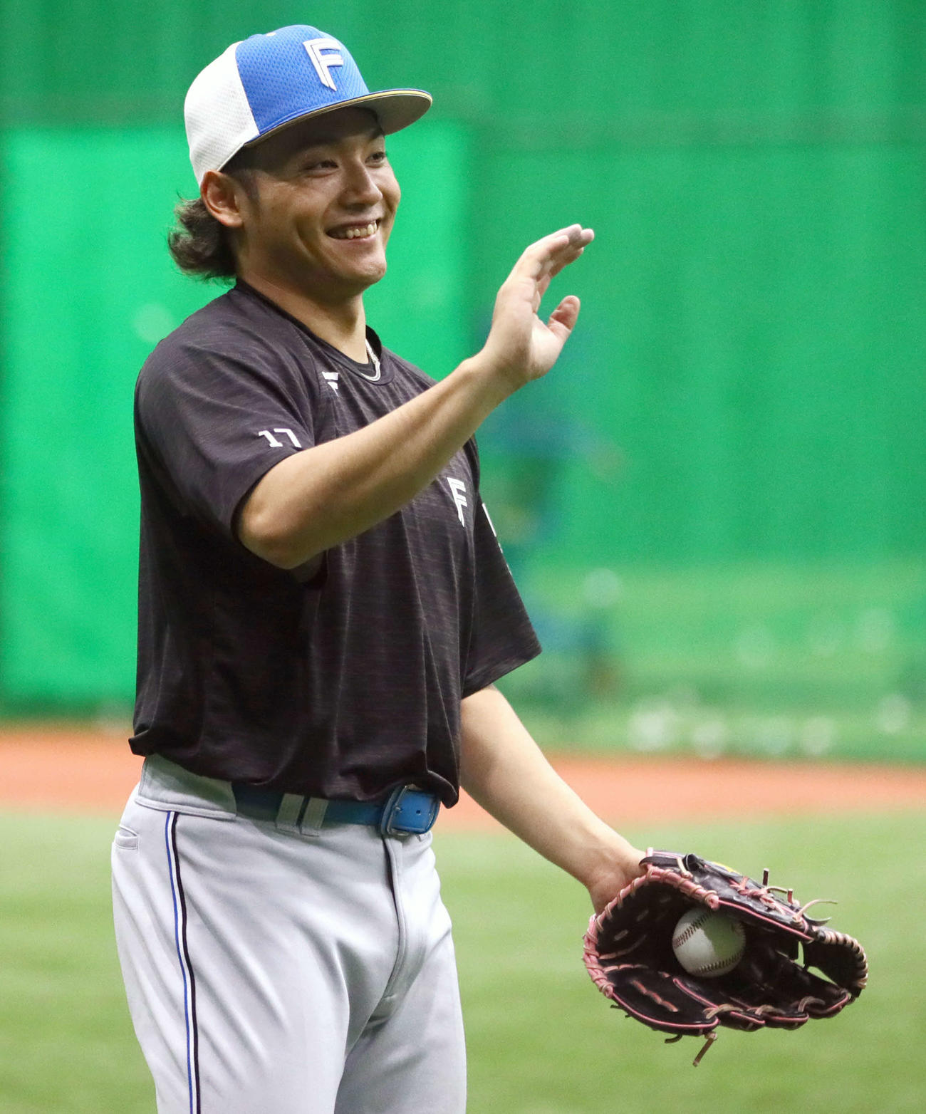 室内でリラックスした表情の日本ハム伊藤（撮影・上山淳一）