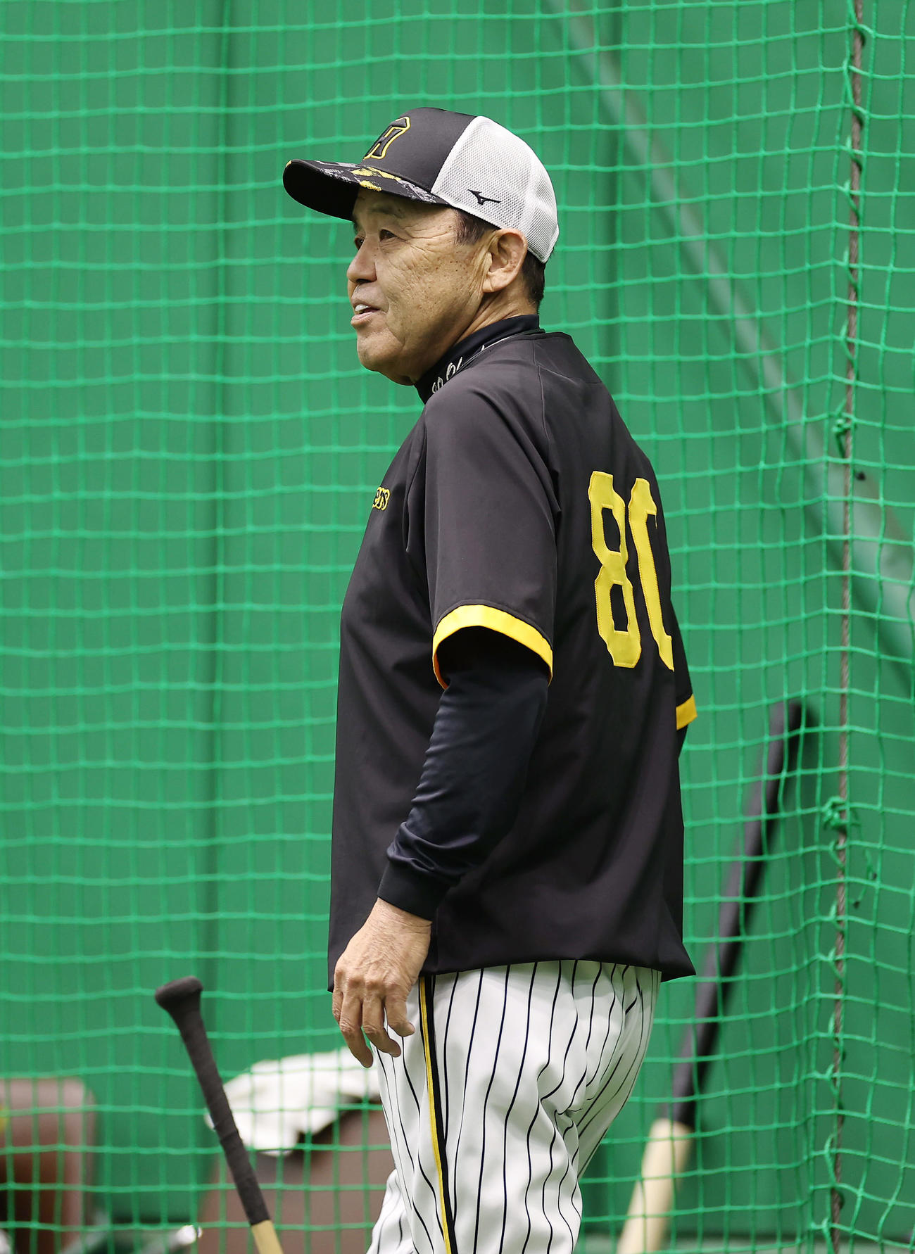 阪神対日本ハム　練習を見守る阪神岡田監督（撮影・前田充）