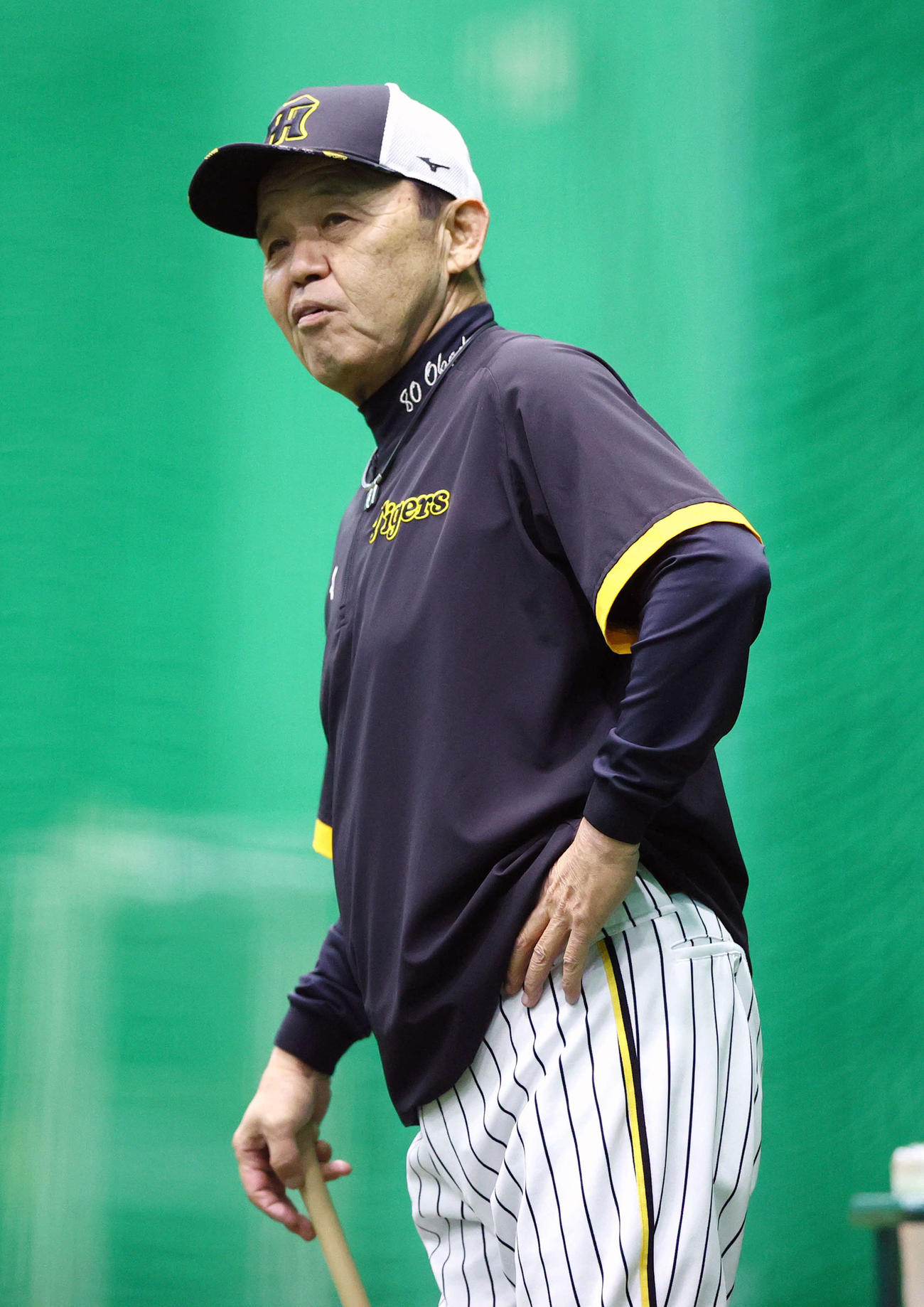 阪神対日本ハム　室内で練習を見守る阪神岡田監督（撮影・上山淳一）
