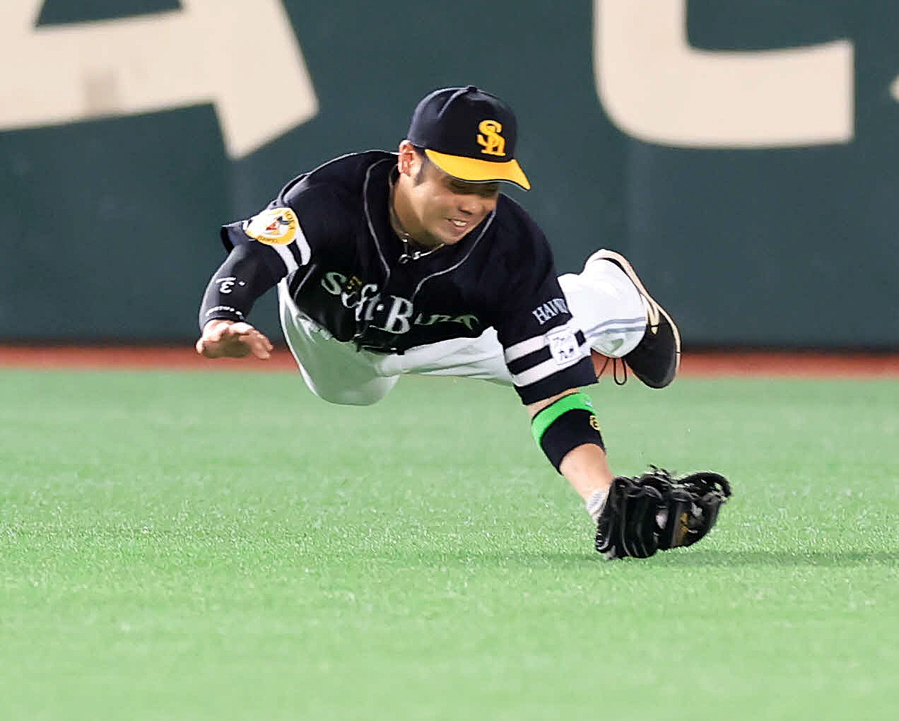 巨人対ソフトバンク　8回裏巨人2死、吉川の打球を好捕する近藤（撮影・浅見桂子）
