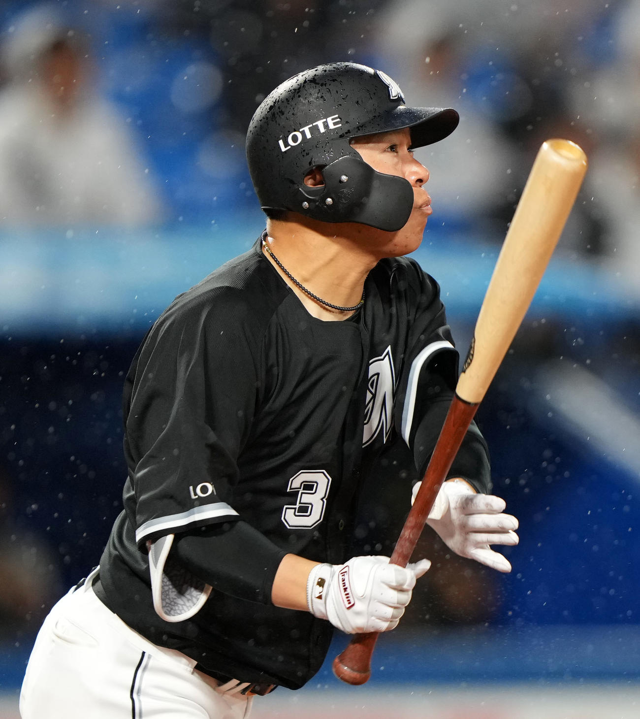 ヤクルト対ロッテ　3回表ロッテ2死一塁、右越え2点本塁打を放つ角中（撮影・横山健太）