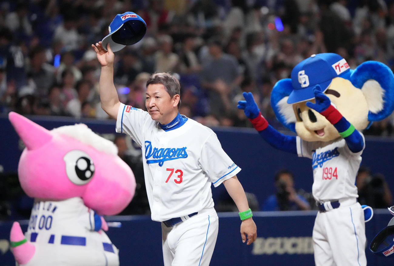 中日対西武　試合終了、スタンドの声援に応える立浪監督（撮影・森本幸一）