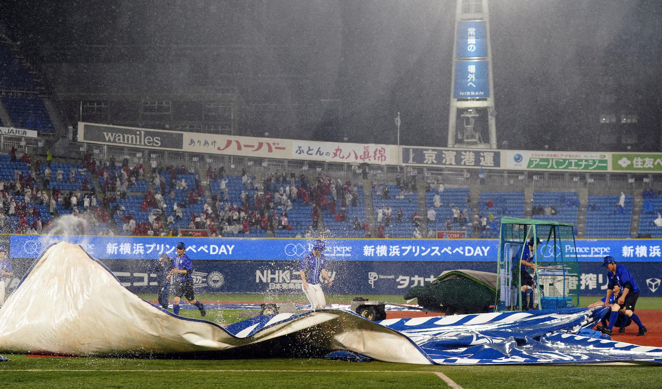 7回表、豪雨のため一時中断となったDeNA－楽天戦（撮影・たえ見朱実）