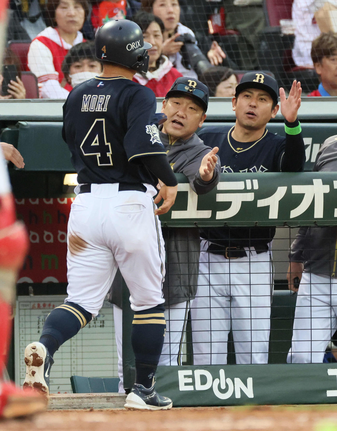 広島対オリックス　4回表オリックス1死一、三塁、頓宮の中犠飛で生還した森を迎える中嶋監督（中央）（撮影・加藤孝規）