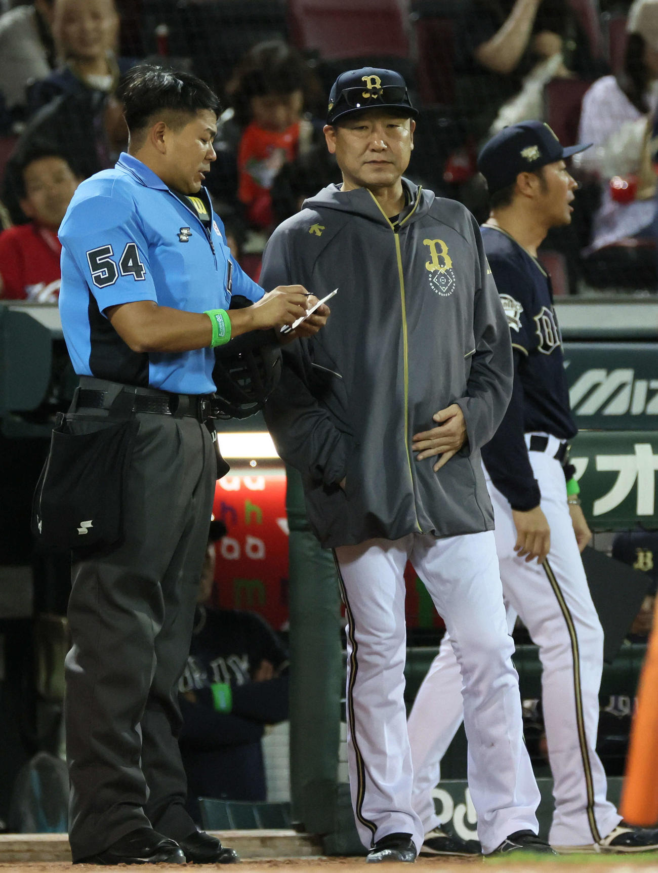 広島対オリックス　8回表終了時、交代を告げる中嶋監督（撮影・加藤孝規）