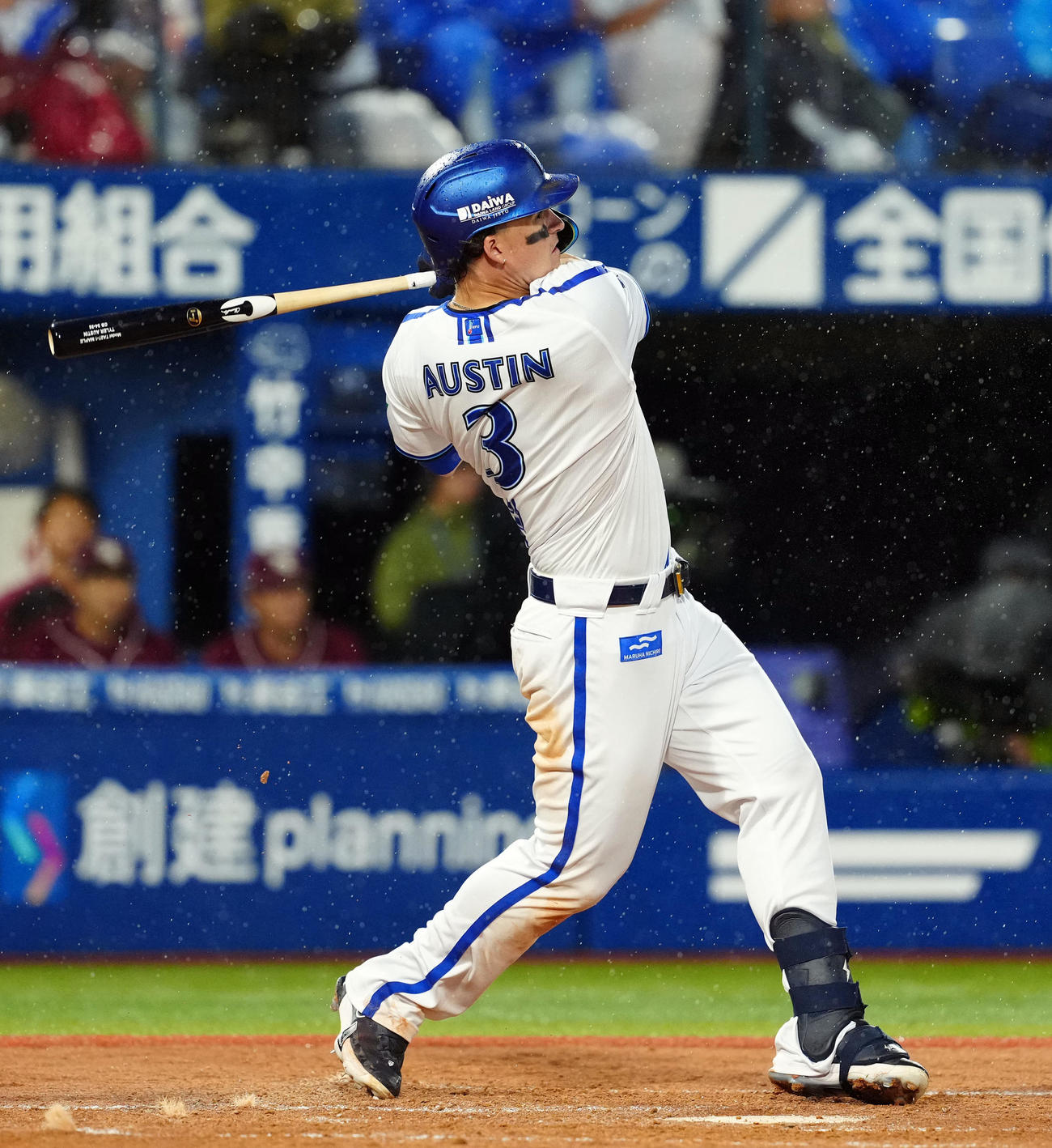 DeNA対楽天　3回裏DeNA1死二塁、右前に二塁打を放つオースティン（撮影・たえ見朱実）