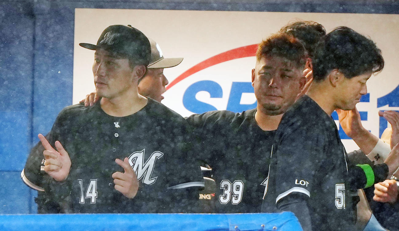 ヤクルト対ロッテ　降雨コールドでヤクルトに勝利しポーズを決めるロッテ小島（左）（撮影・横山健太）