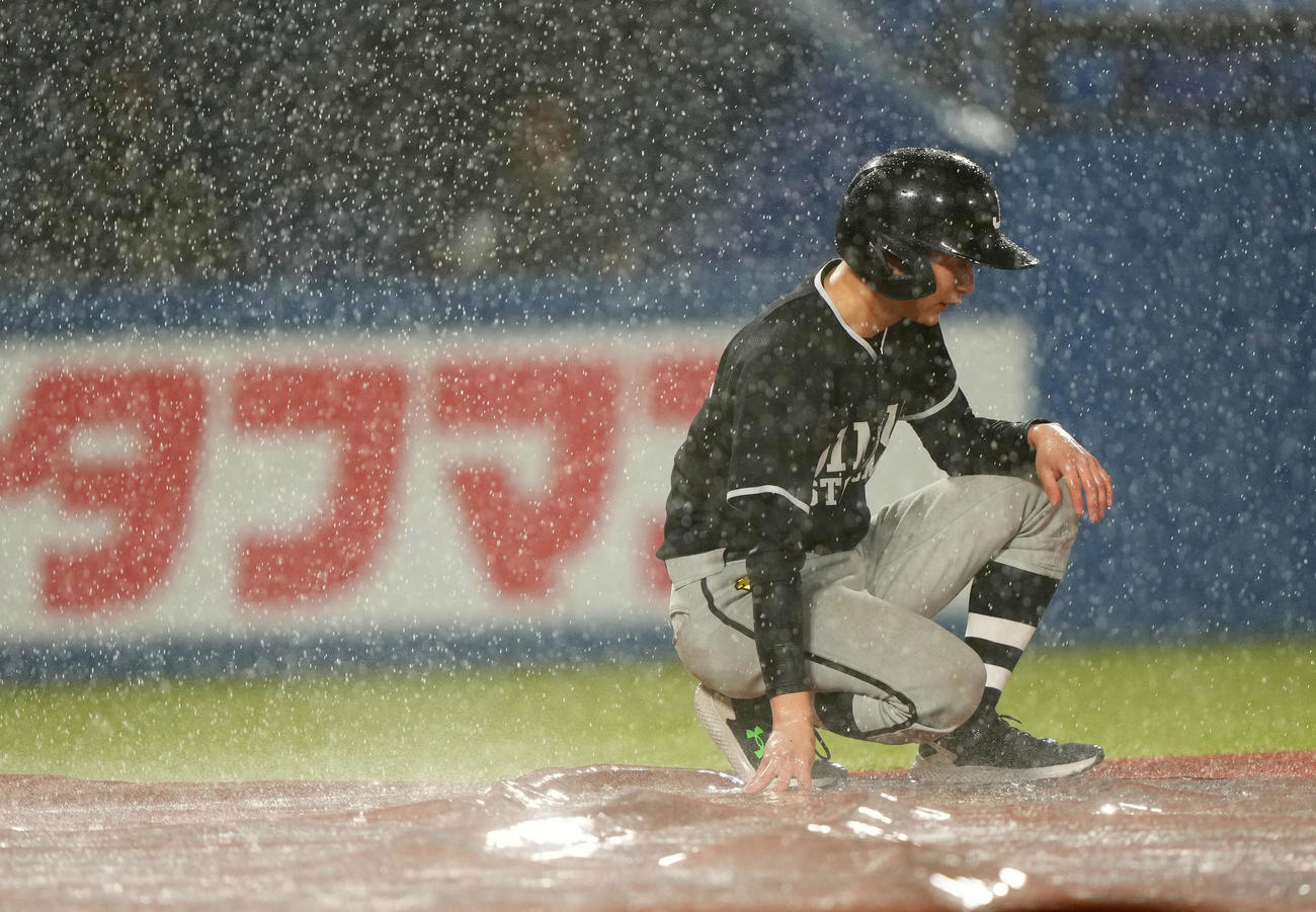 ヤクルト対ロッテ　5回裏終了後、荒天で試合は中断される（撮影・横山健太）