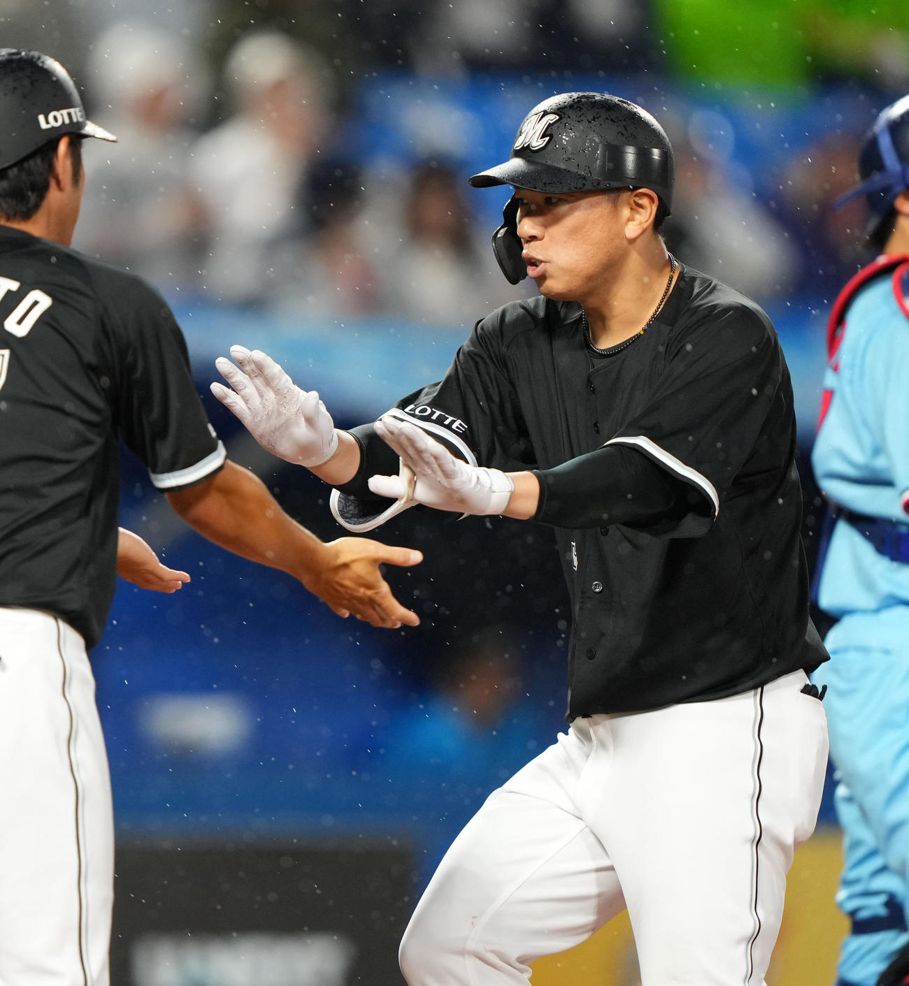 ヤクルト対ロッテ　3回表ロッテ2死一塁、右越え2点本塁打を放ちタッチを交わす角中（撮影・横山健太）