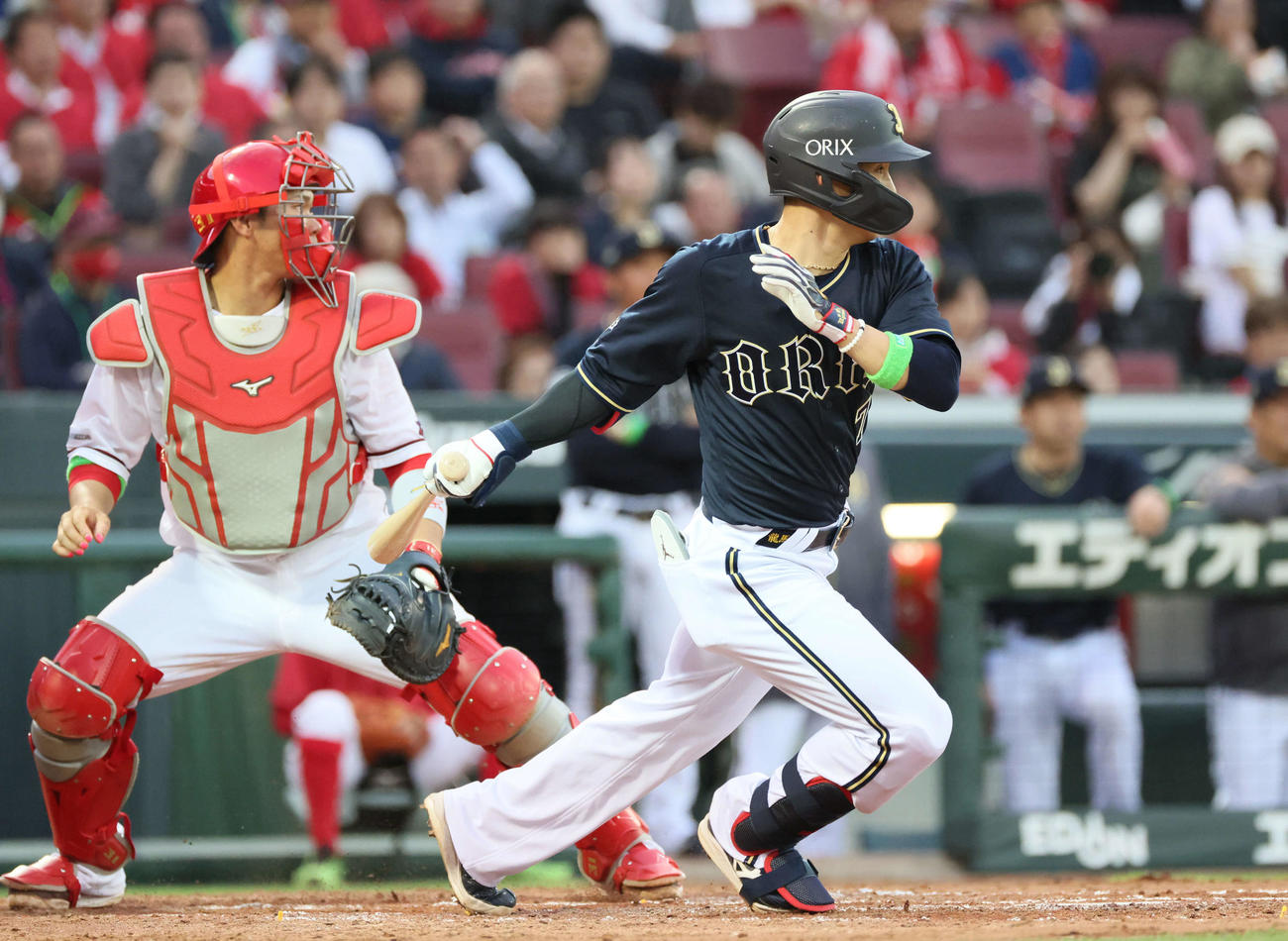 広島対オリックス　4回表オリックス1死一塁、西川は左前打を放つ（撮影・加藤孝規）
