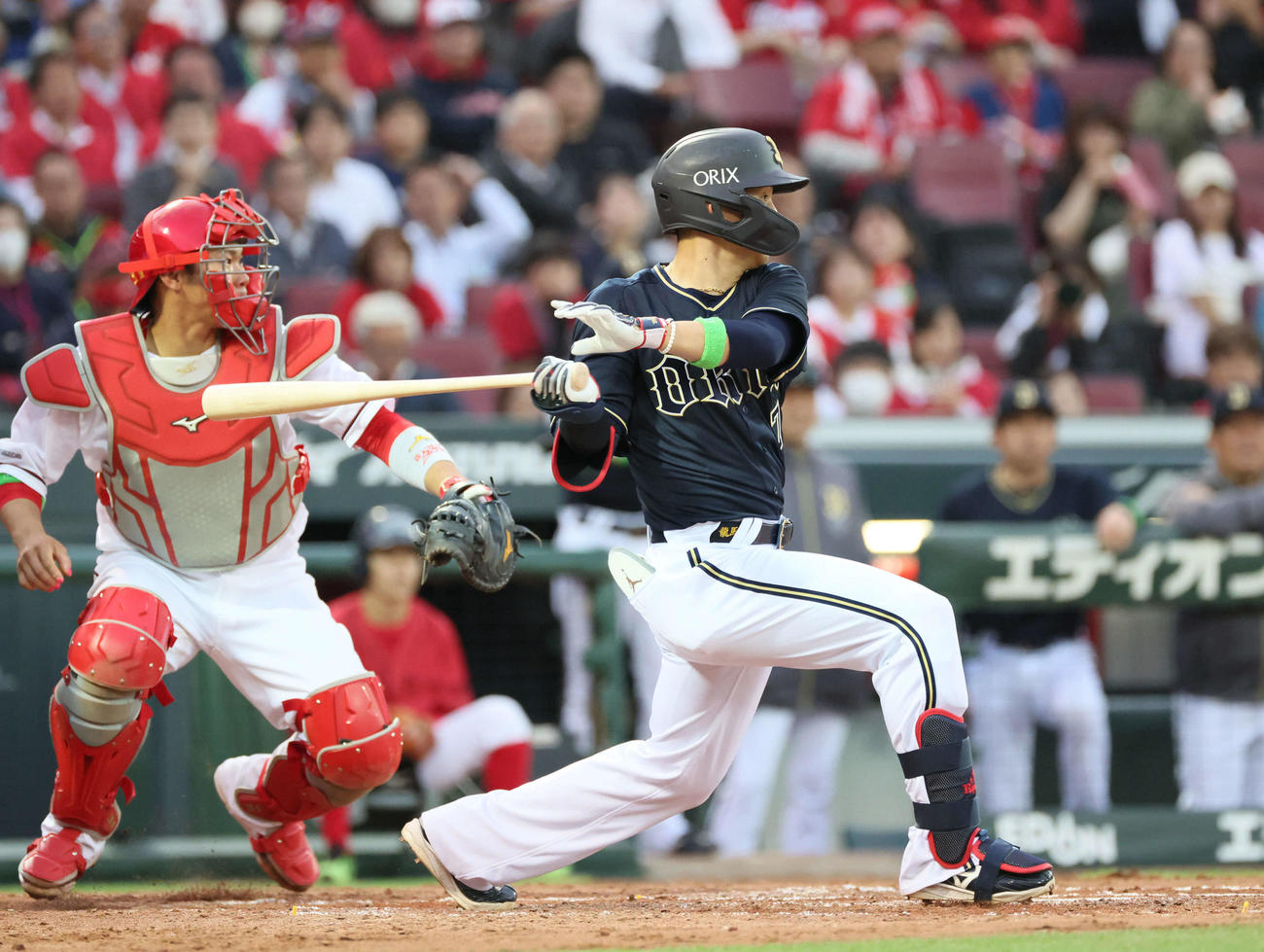 広島対オリックス　4回表オリックス1死一塁、西川は左前打を放つ（撮影・加藤孝規）