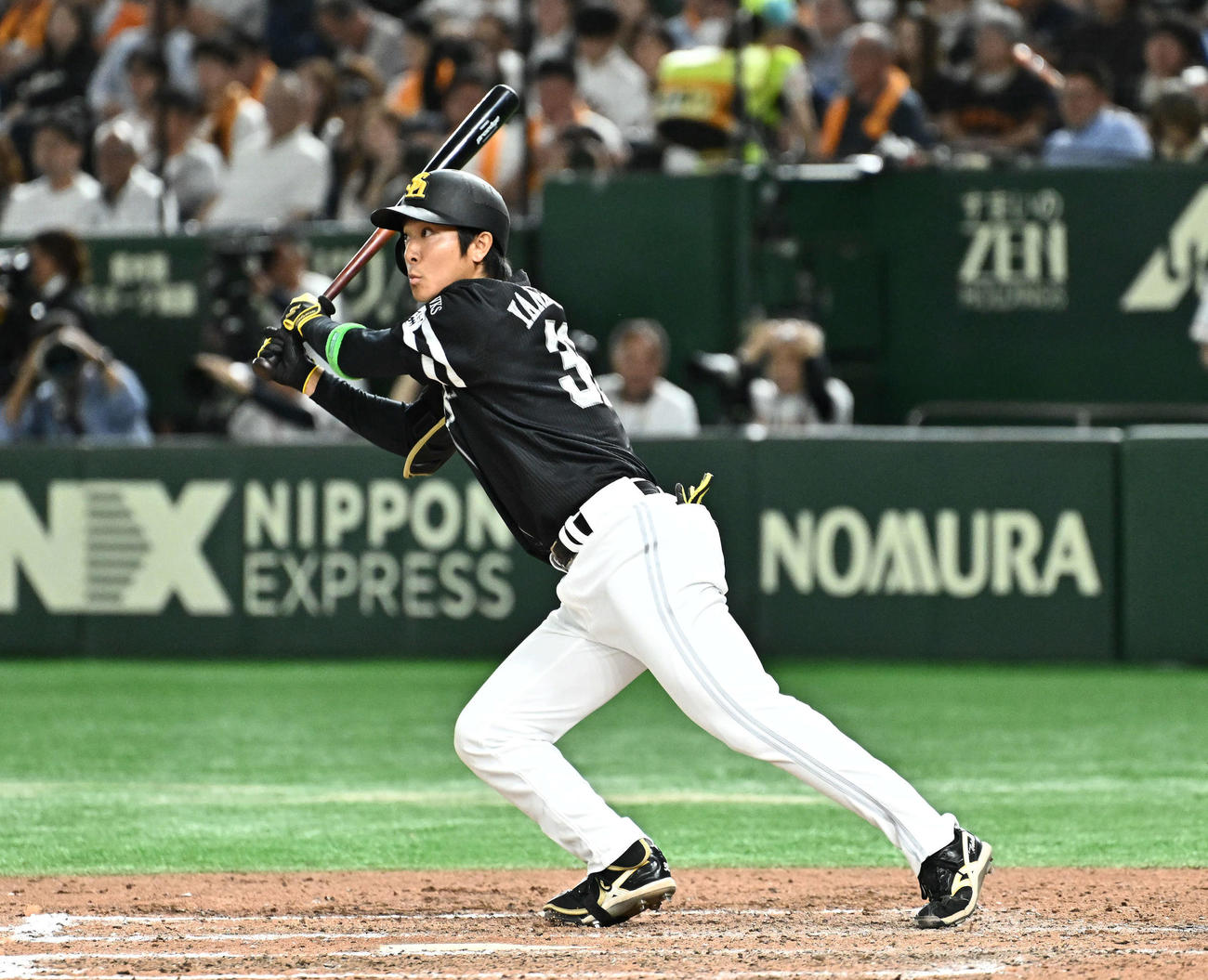 巨人対ソフトバンク　7回表ソフトバンク1死、代打柳町は左前打を放つ（撮影・滝沢徹郎）
