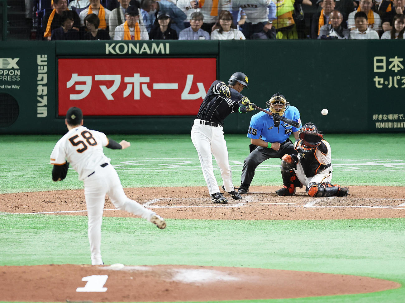巨人対ソフトバンク　7回表ソフトバンク1死、代打柳町は左前打を放つ。投手船迫（撮影・足立雅史）